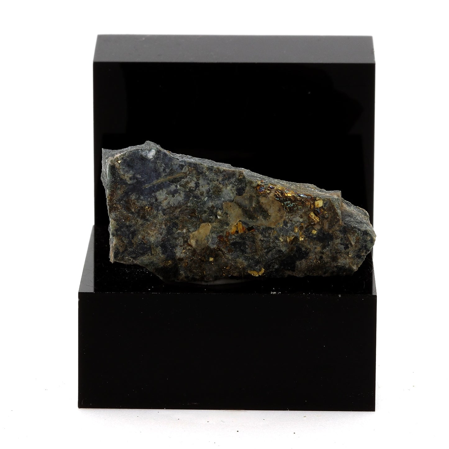 Pyrite sur Keratophyre. 69.3 carats. Villefranche-sur-Saône, France