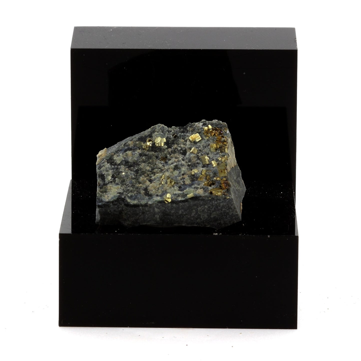 Pyrite sur Keratophyre. 54.2 carats. Villefranche-sur-Saône, France