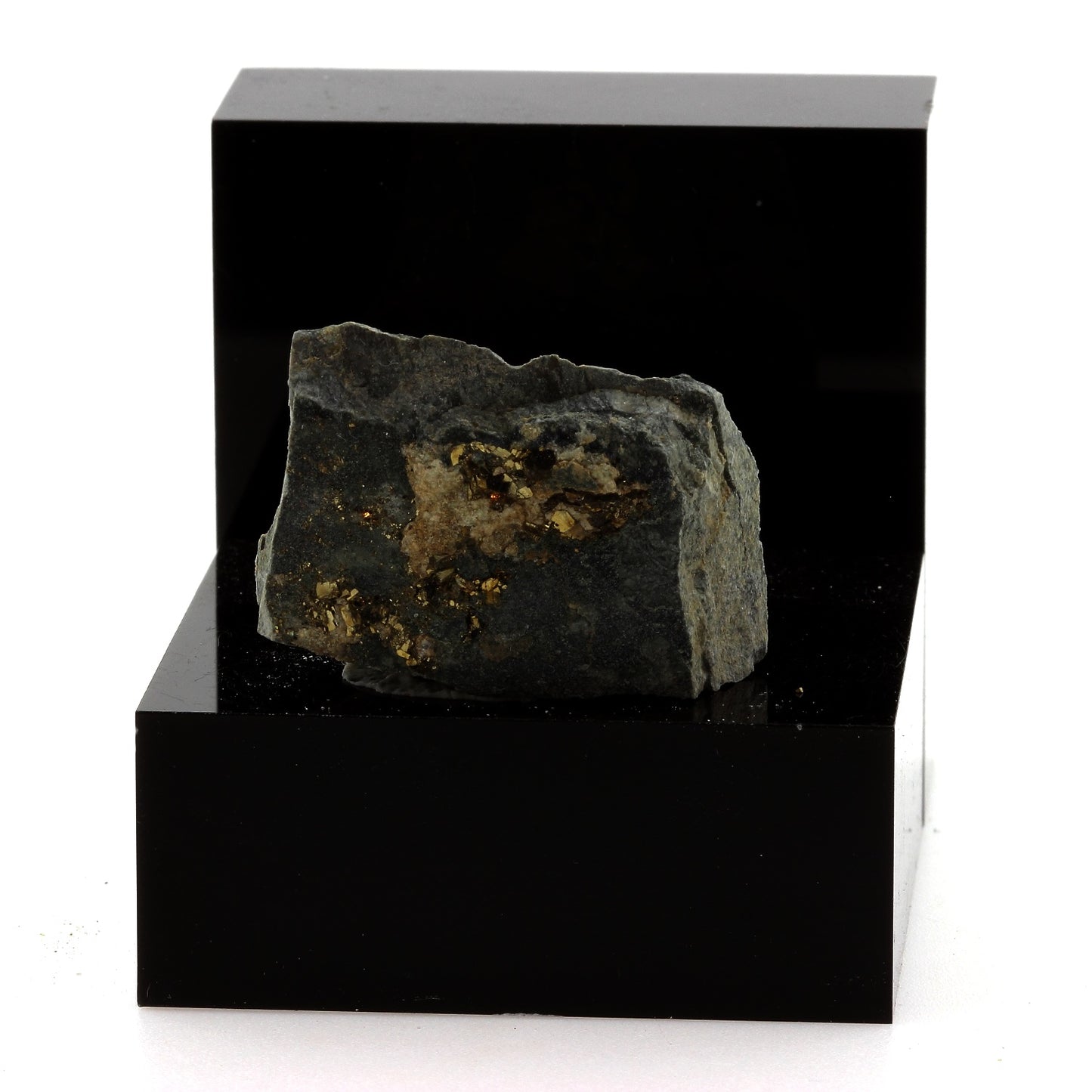 Pyrite sur Keratophyre. 75.4 carats. Villefranche-sur-Saône, France