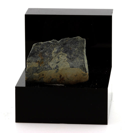 Pyrite sur Keratophyre. 75.4 carats. Villefranche-sur-Saône, France