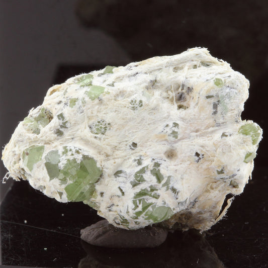 Grenat démantoïde. 33.08 carats. Campo Franscia, Malenco Valley, Italie