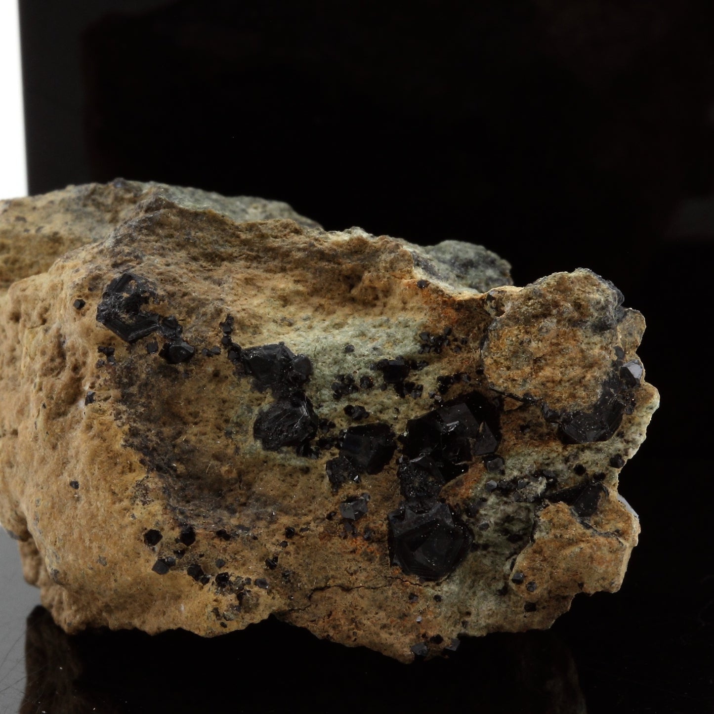 Grenat Melanite. 108.9 carats. San Benito Co., California, USA