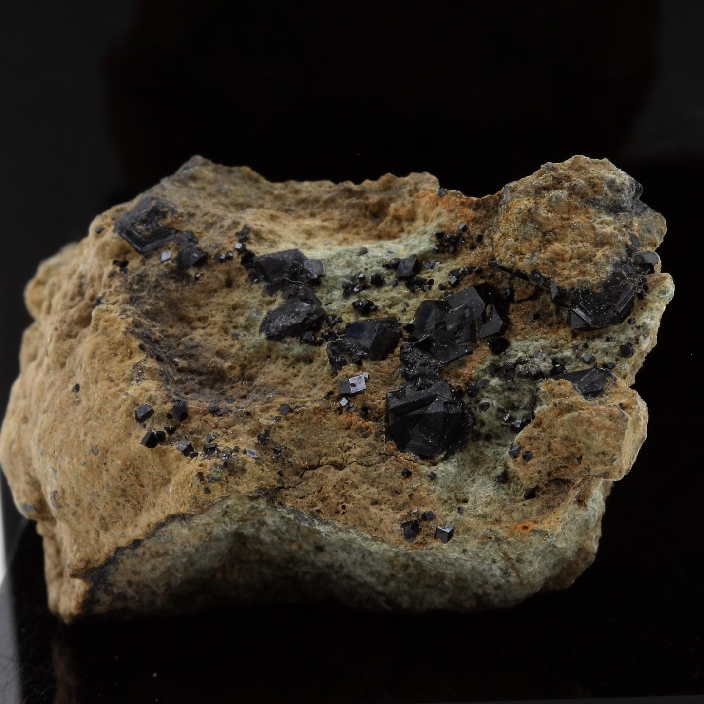 Grenat Melanite. 108.9 carats. San Benito Co., California, USA