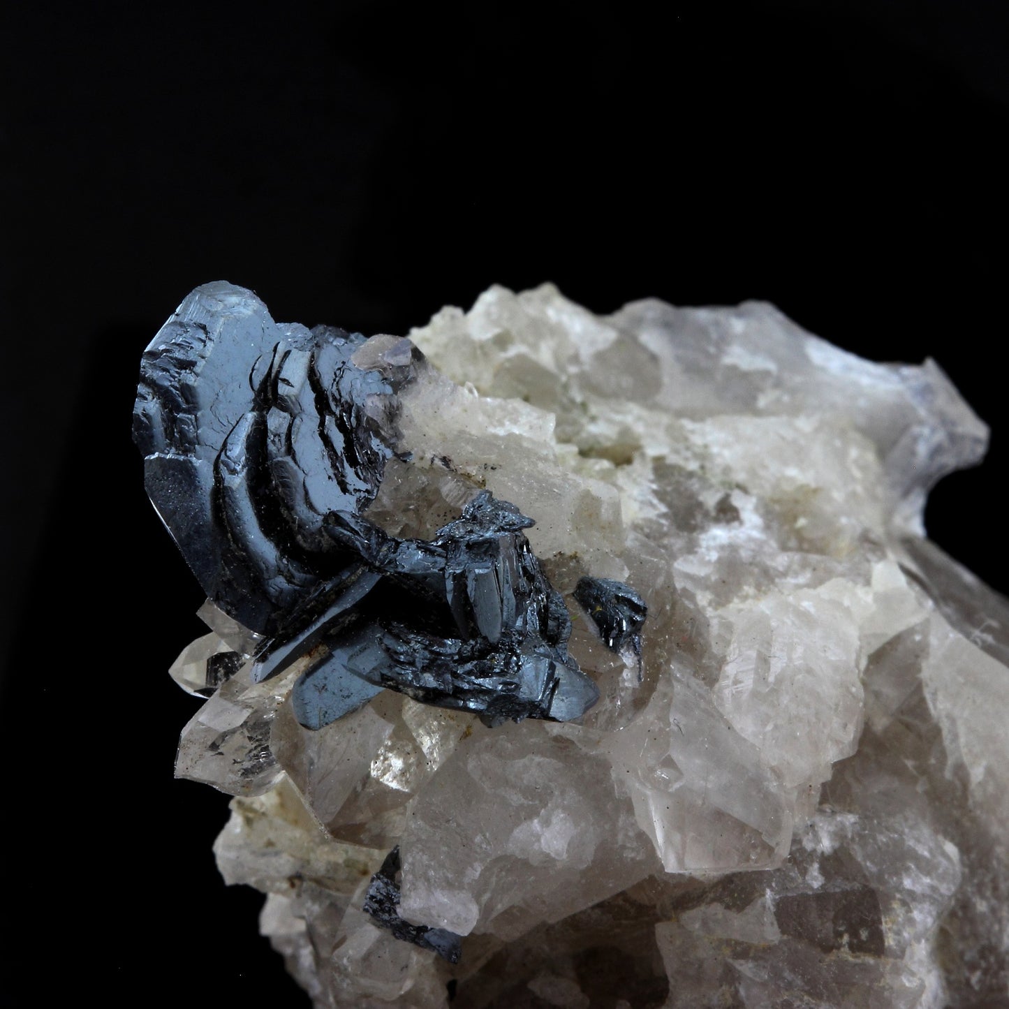 Hematite + Rutile + Quartz. 119.4 carats. Cavradi gorge, Grischun, Suisse