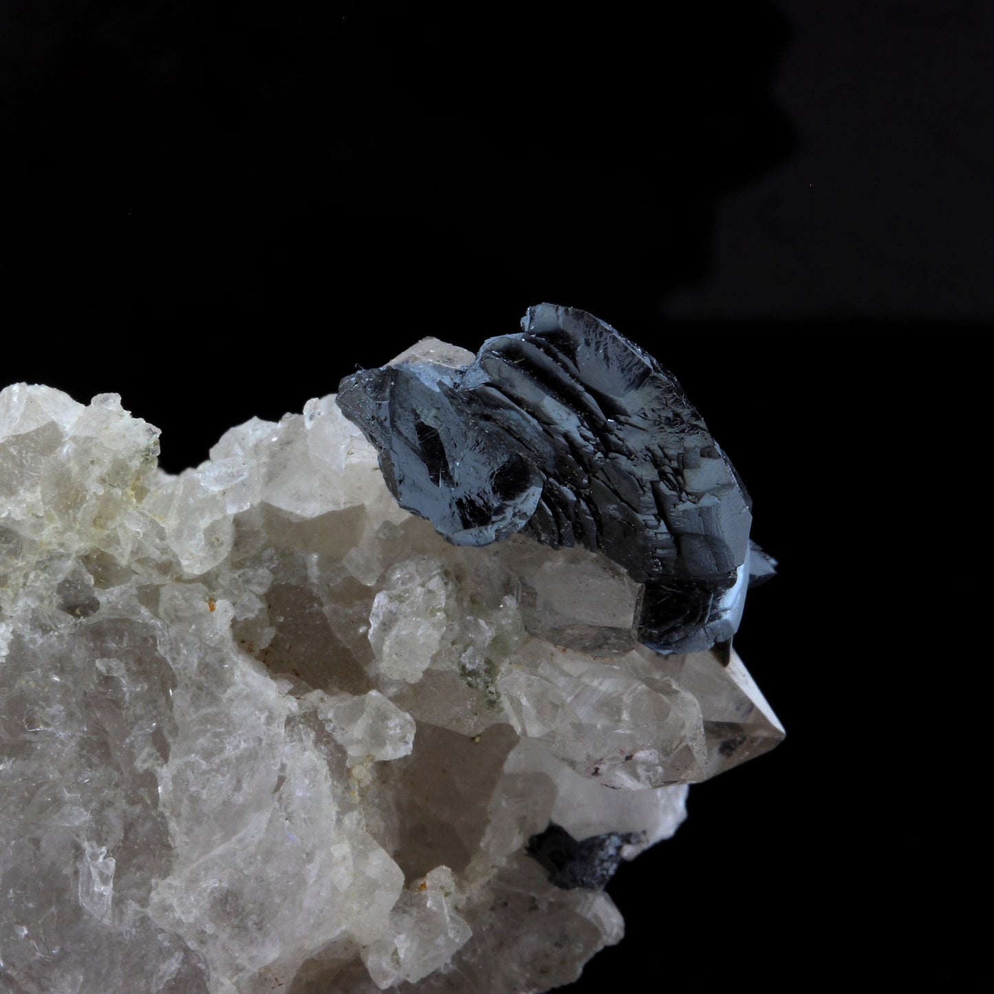 Hematite + Rutile + Quartz. 119.4 carats. Cavradi gorge, Grischun, Suisse