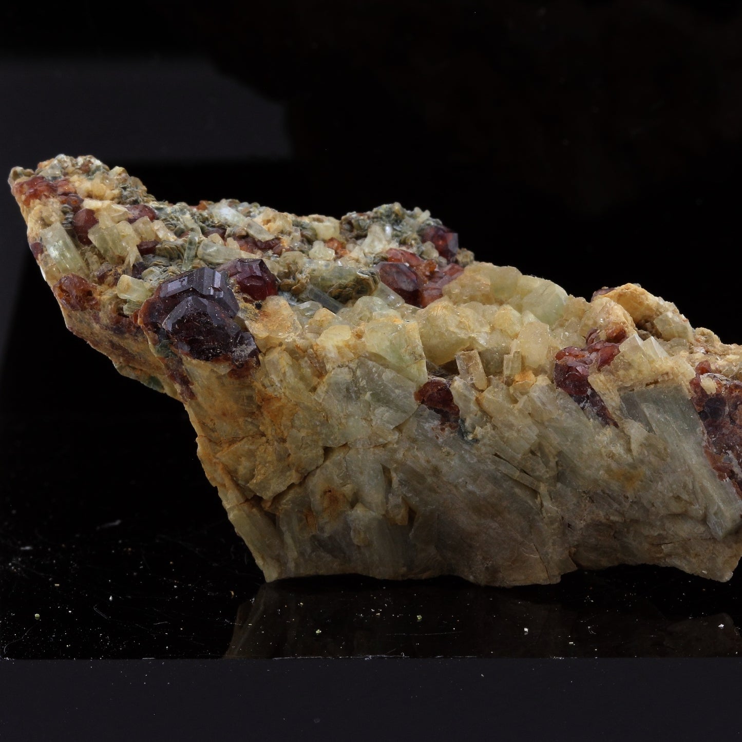 Grenat. 300.3 carats. Italie