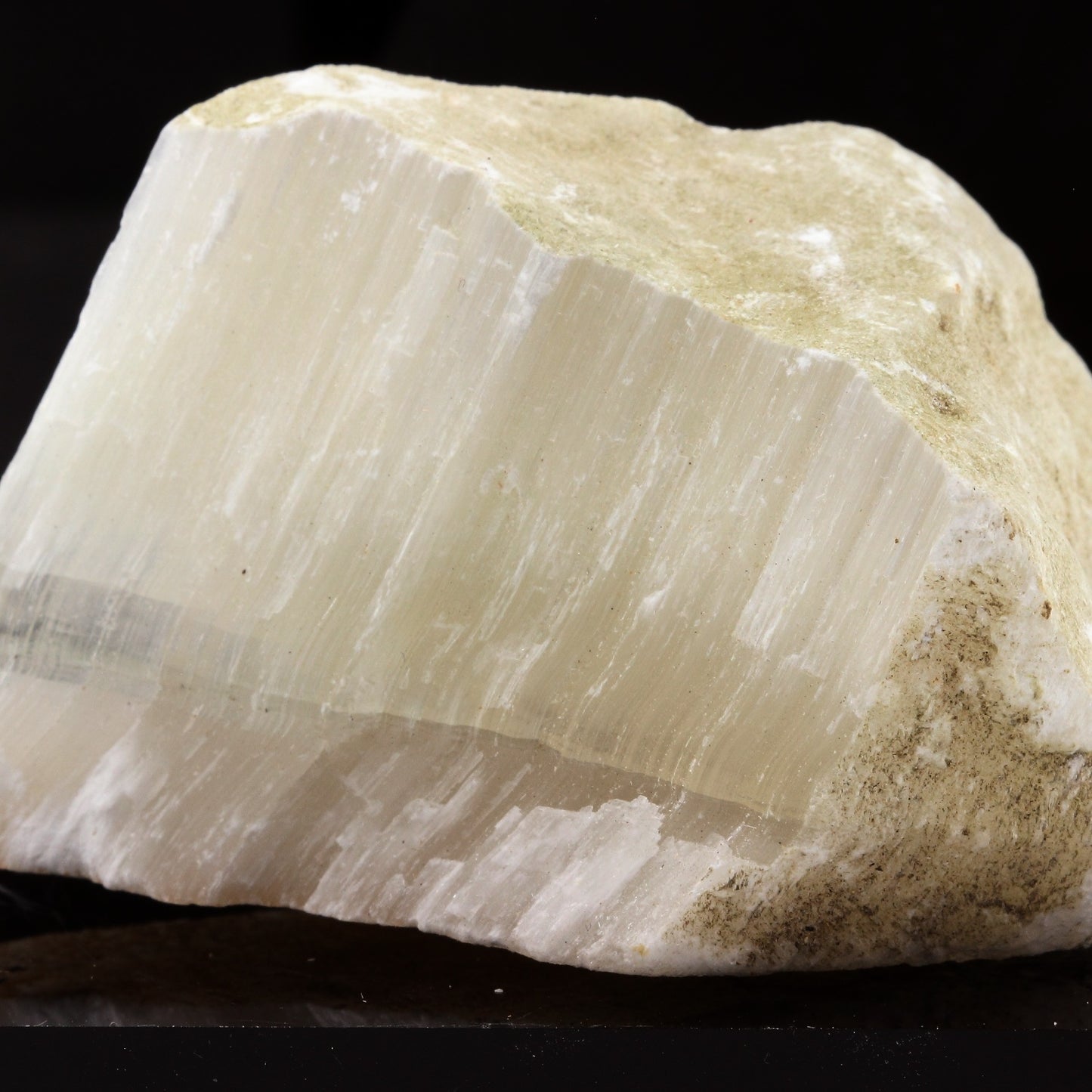 Gypse. 445.3 carats. Le Puy-en-Velay, Haute-Loire, France
