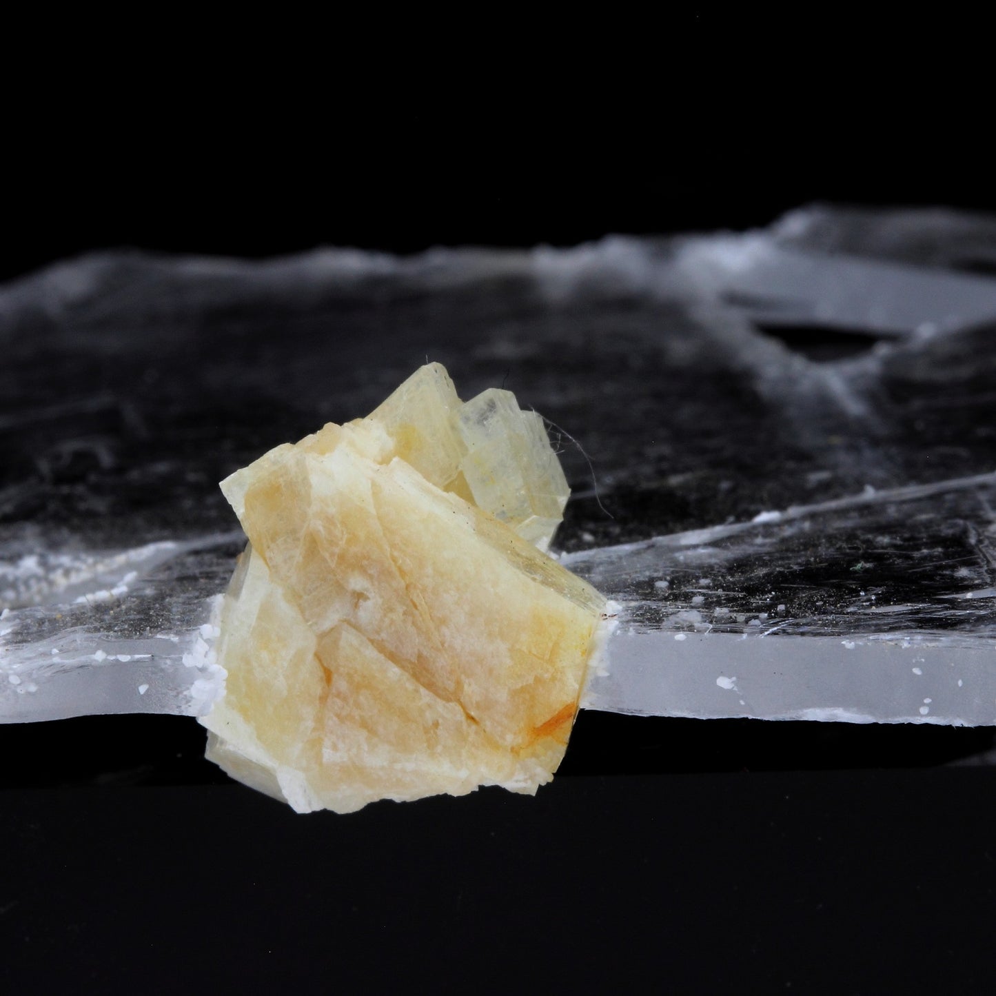Gypse + Dolomite. 99.9 carats. Bramans, Modane, Savoie, France