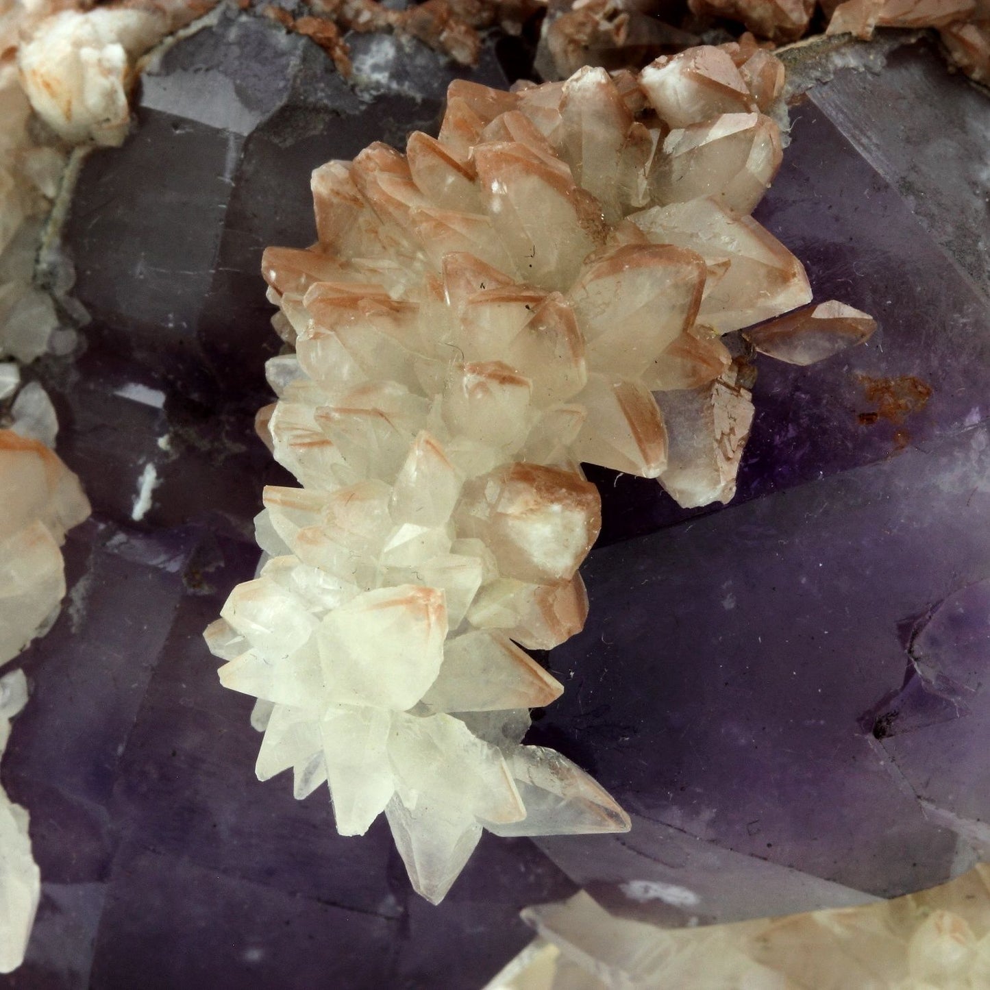 Quartz, Améthyste, Calcite. 2525.2 carats. En provenance de Tonglüshan Mine (Tonglushan Mine), Daye Co., Huangshi Prefecture, Hubei Province, Chine