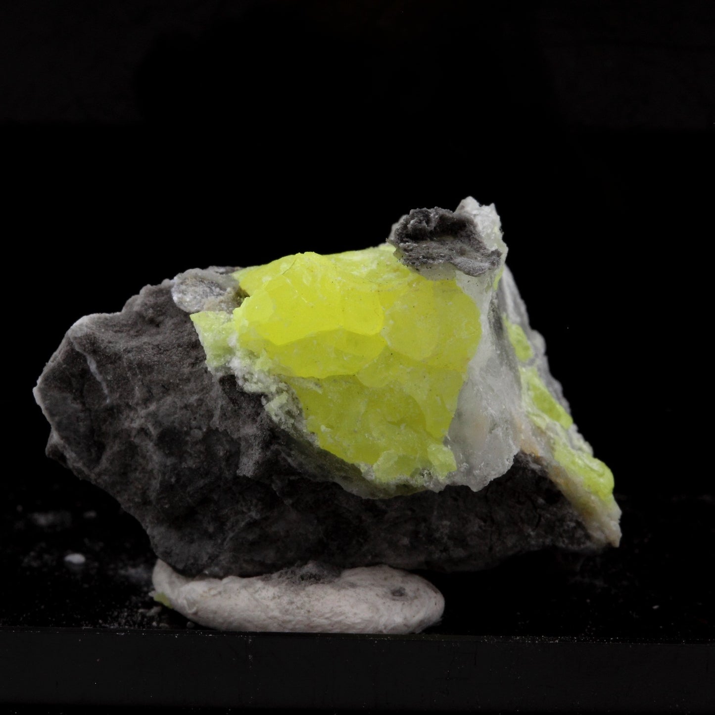 Soufre + Gypse. 48.1 carats. La Maurienne, Savoie, France