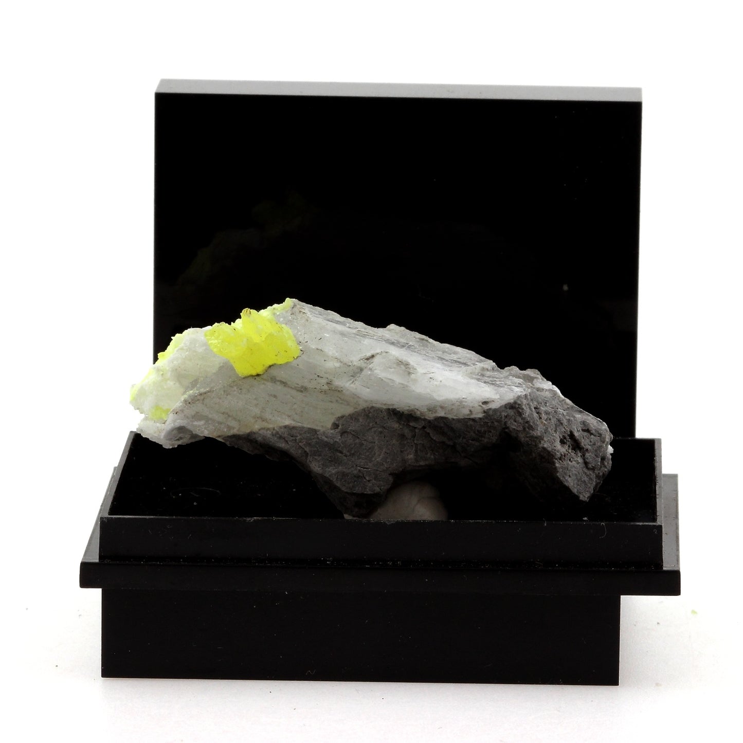 Soufre + Gypse. 102.7 carats. La Maurienne, Savoie, France