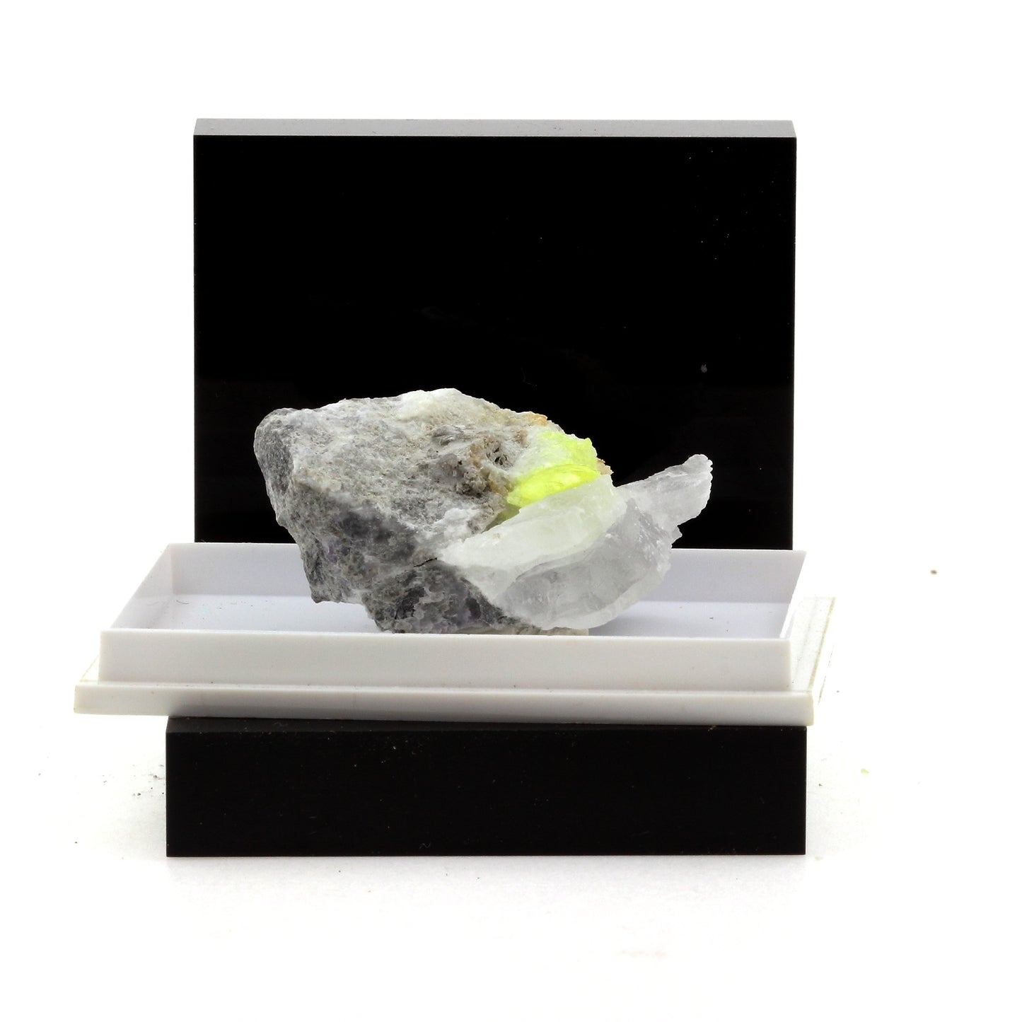 Soufre + Gypse. 67.5 carats. La Maurienne, Savoie, France