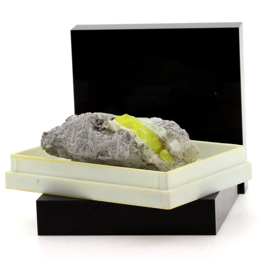 Soufre + Gypse. 108.8 carats. La Maurienne, Savoie, France