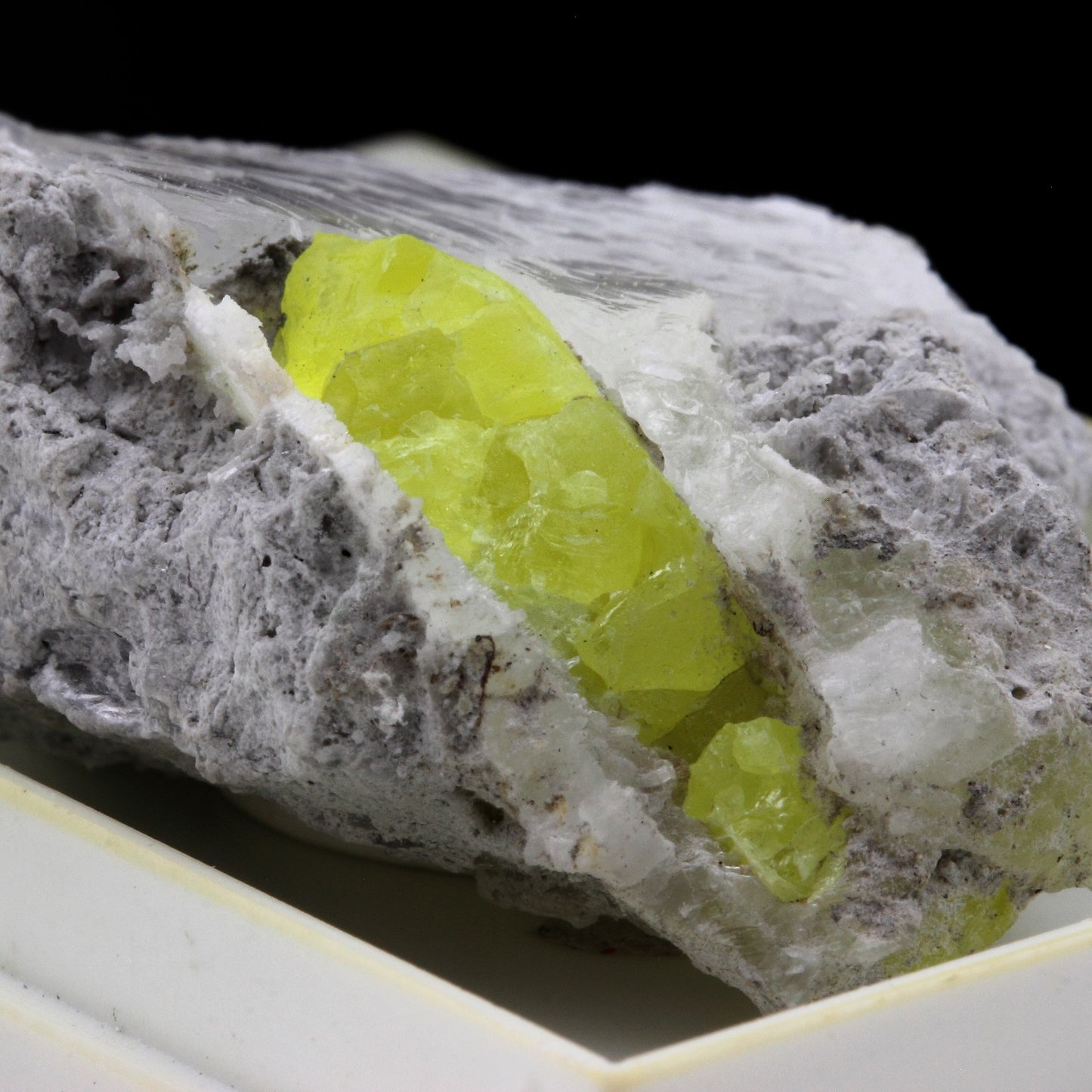 Soufre + Gypse. 108.8 carats. La Maurienne, Savoie, France