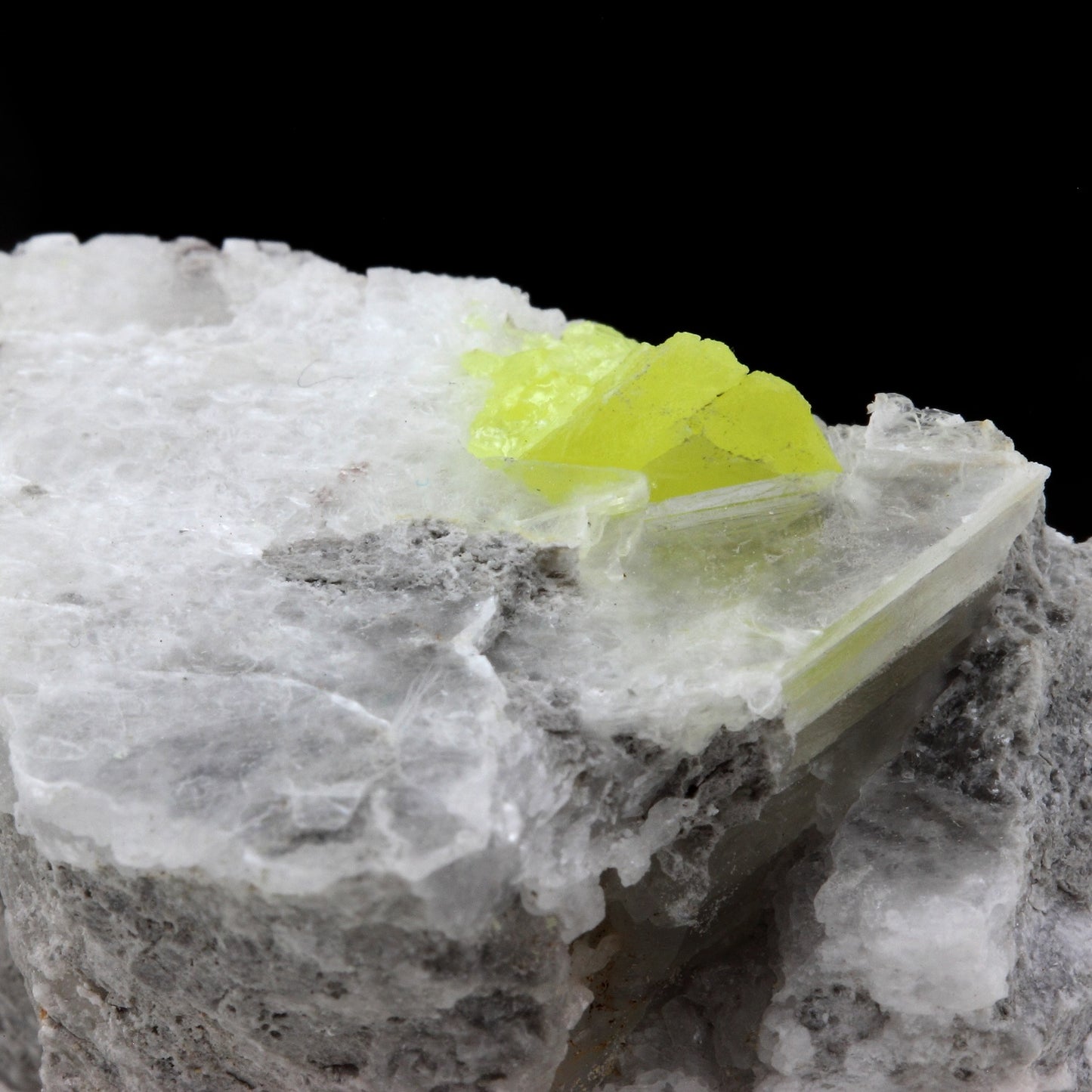 Soufre + Gypse. 155.9 carats. La Maurienne, Savoie, France