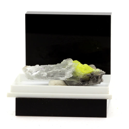 Soufre + Gypse. 82.4 carats. La Maurienne, Savoie, France