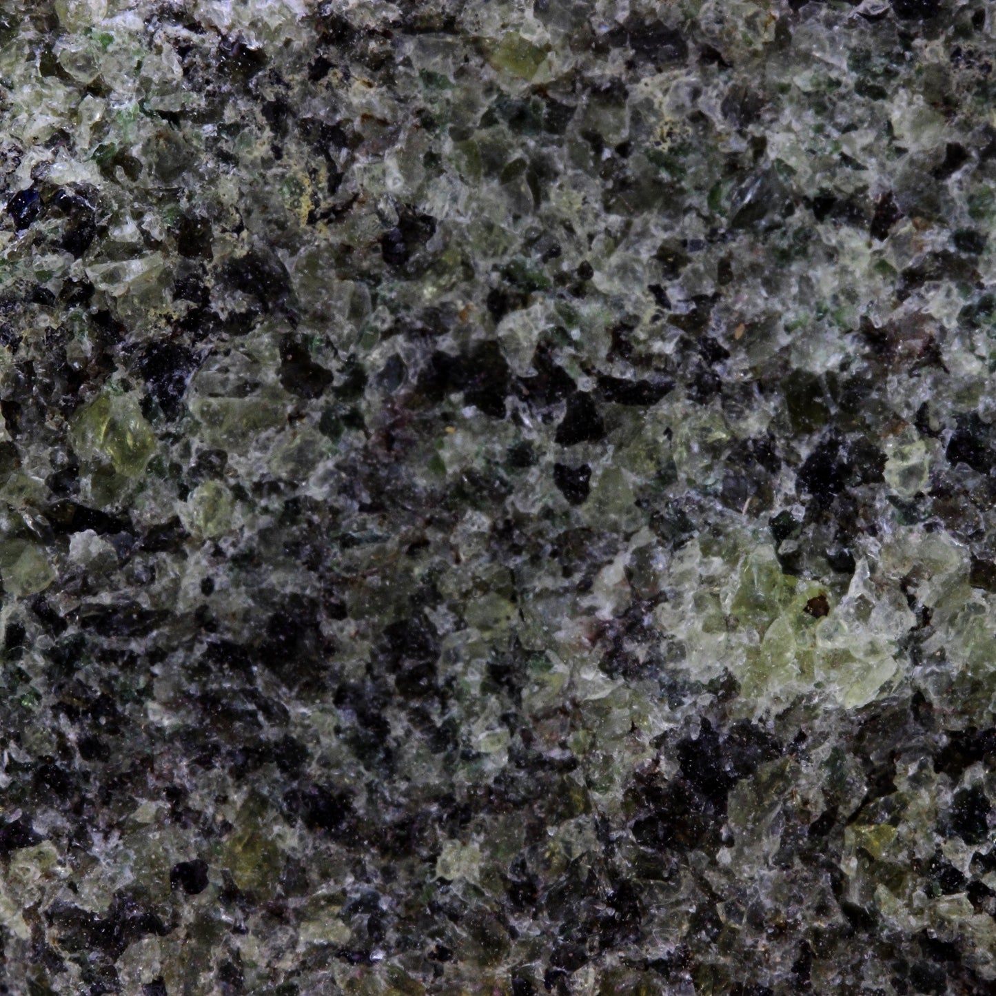 Péridotite, 553.2 carats, Mont Briançon, Haute-Loire, France