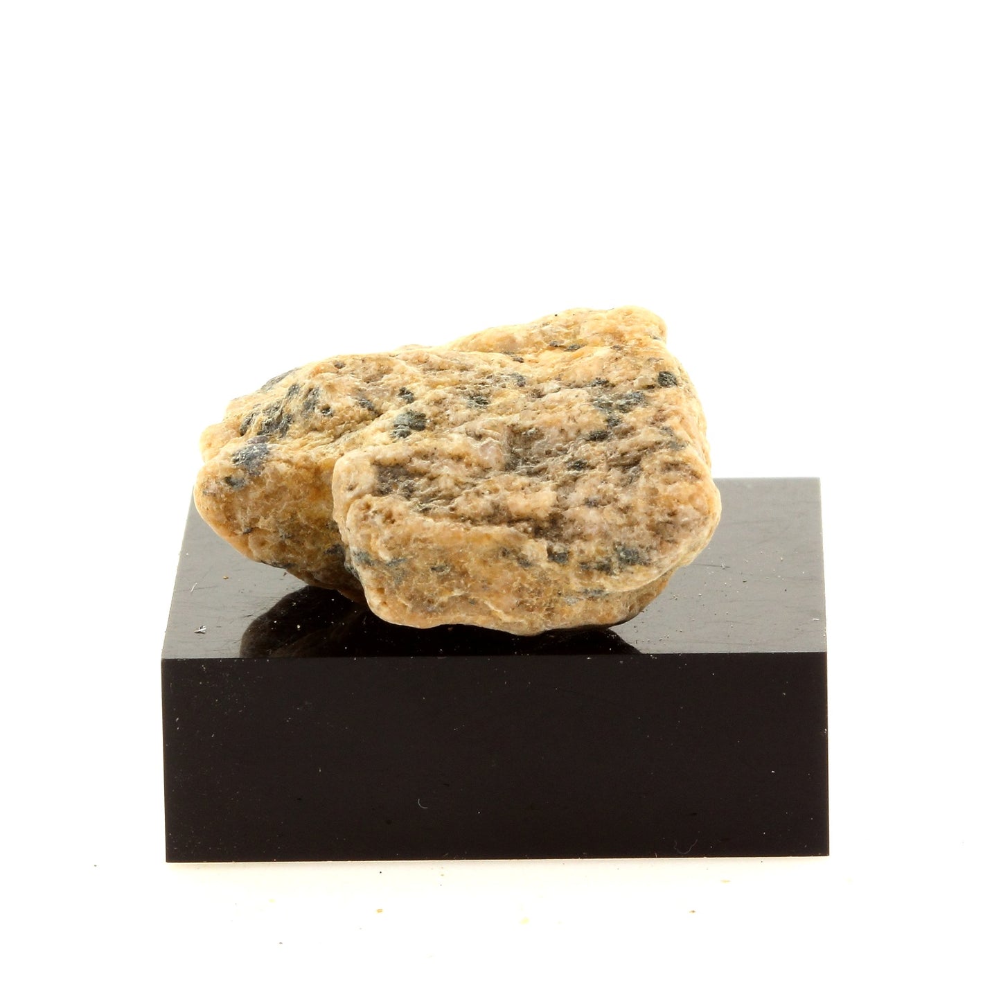 Lamprophyre. 39.9 carats. Grenville, Québec, Canada