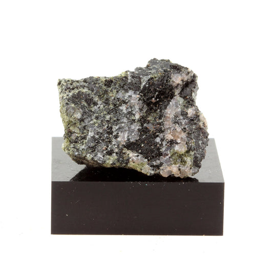 Hornblendite. 44.7 carat. Gatineau, Québec, Canada