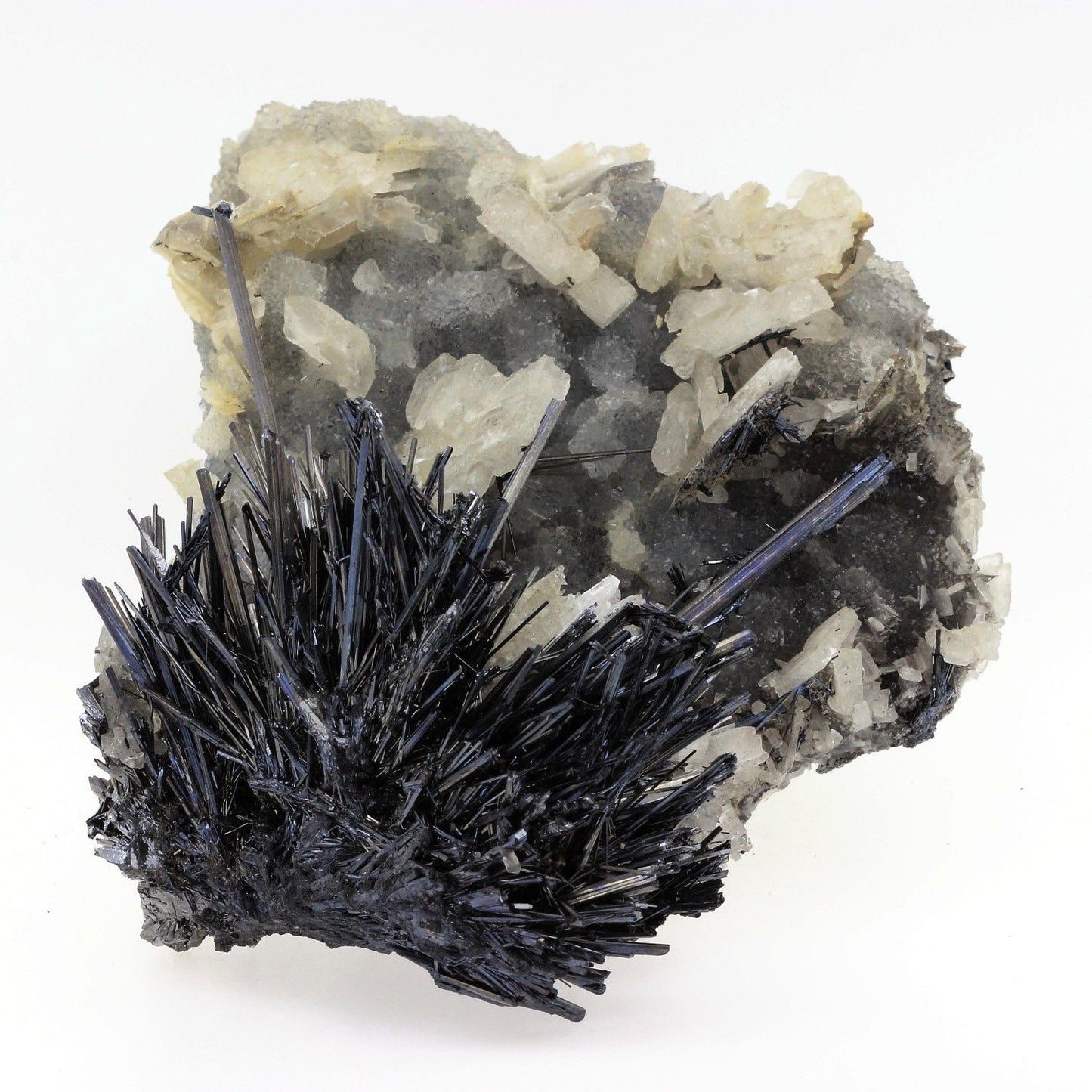 Stibnite + Baryte. 2680.0 carats. En provenance de Wuning Mine, Qingjiang, Wuning Co., Jiujiang, Jiangxi, Chine