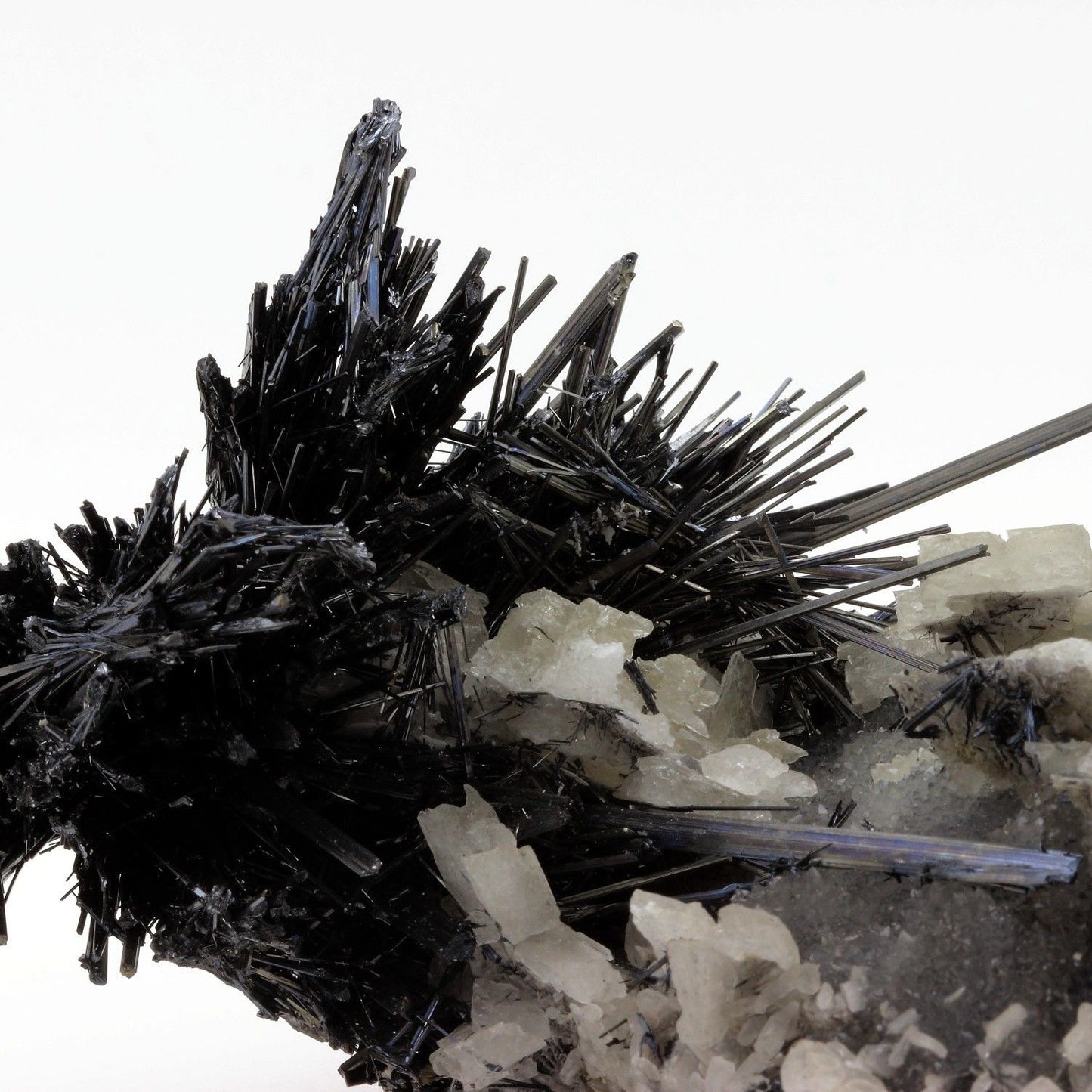Stibnite + Baryte. 2680.0 carats. En provenance de Wuning Mine, Qingjiang, Wuning Co., Jiujiang, Jiangxi, Chine