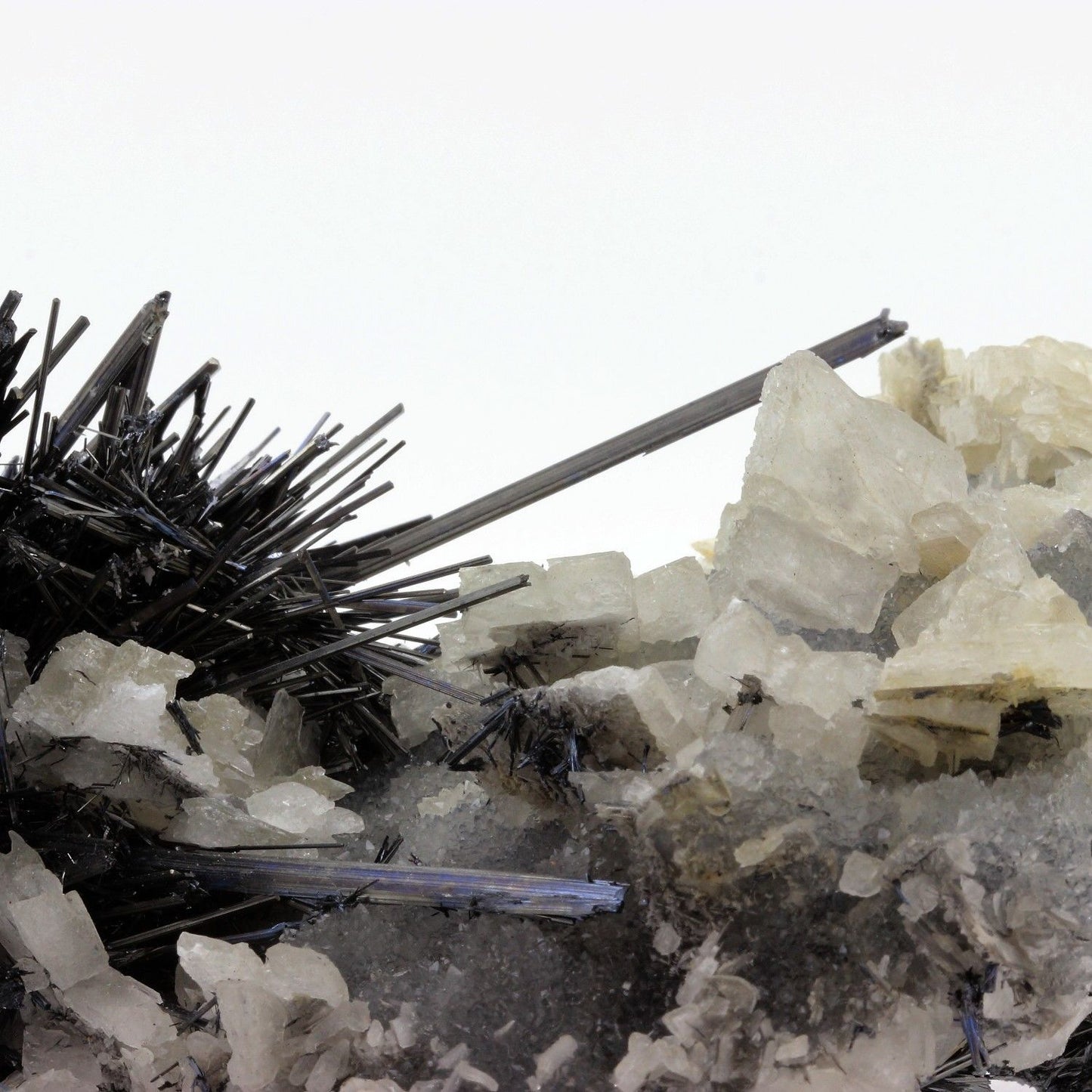 Stibnite + Baryte. 2680.0 carats. En provenance de Wuning Mine, Qingjiang, Wuning Co., Jiujiang, Jiangxi, Chine