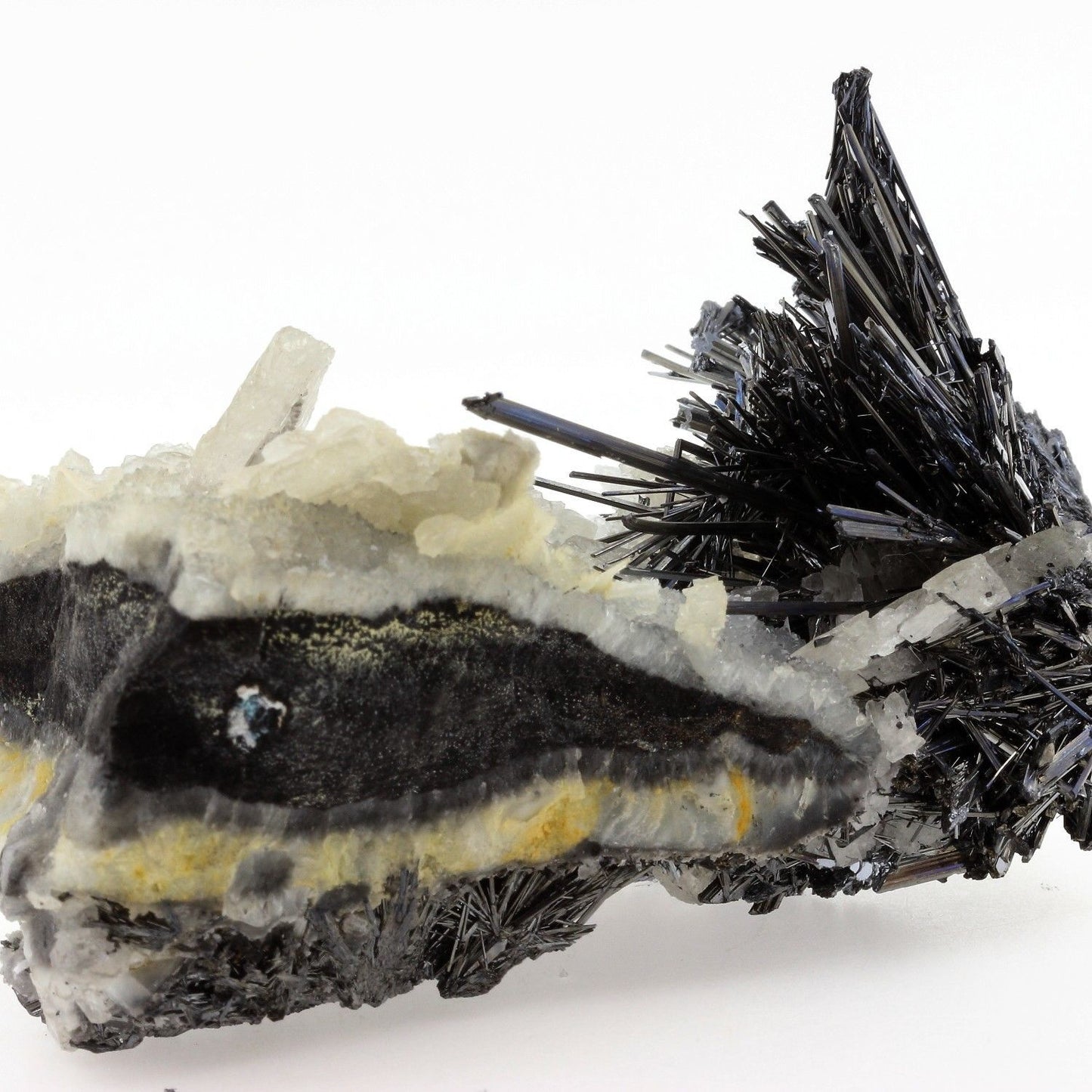 Stibnite + Baryte. 2680.0 carats. En provenance de Wuning Mine, Qingjiang, Wuning Co., Jiujiang, Jiangxi, Chine