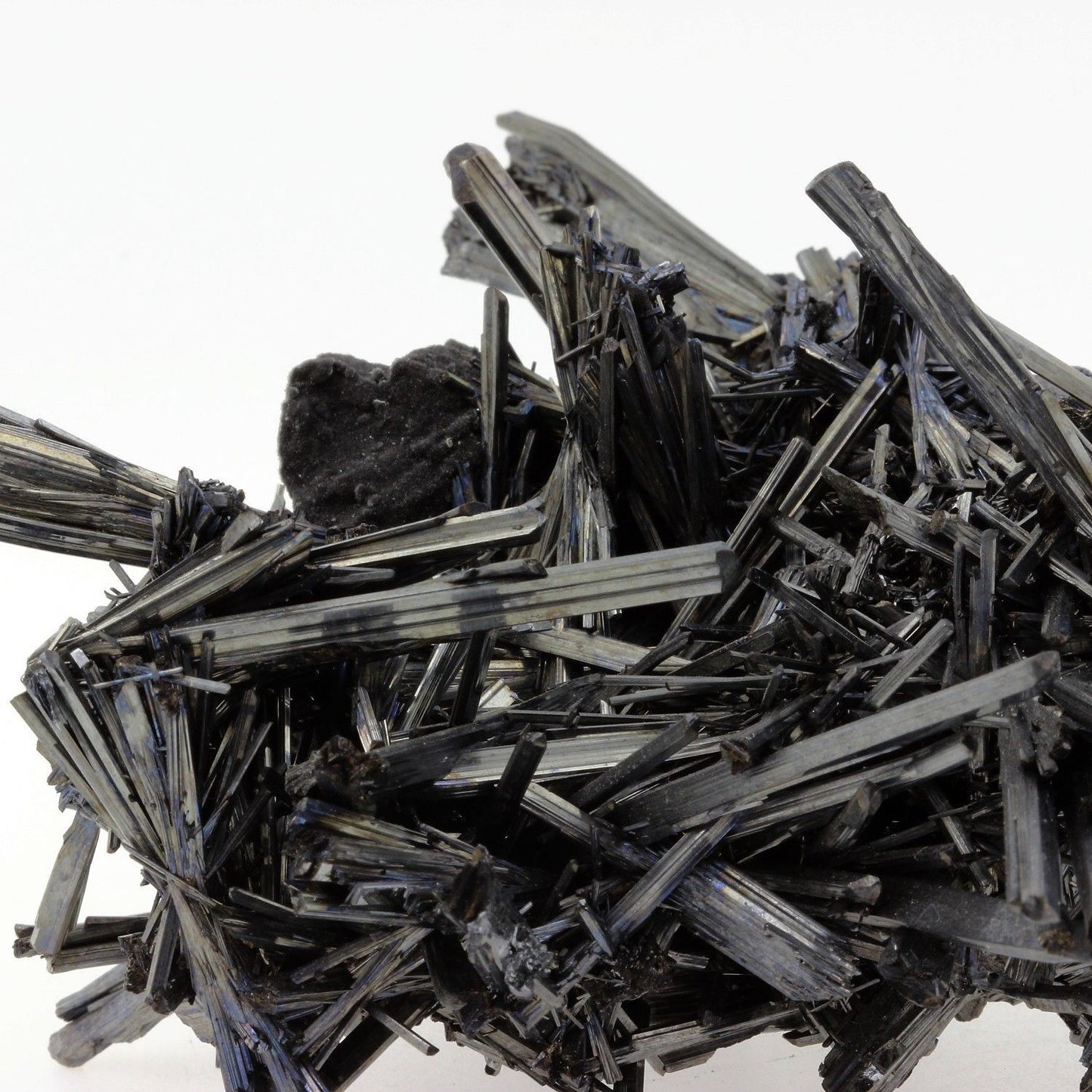 Stibnite. 1470.1 carats. En provenance de Wuning Mine (Wuling Mine; Qingjiang Mine), Qingjiang, Jiujiang, Jiangxi, Chine
