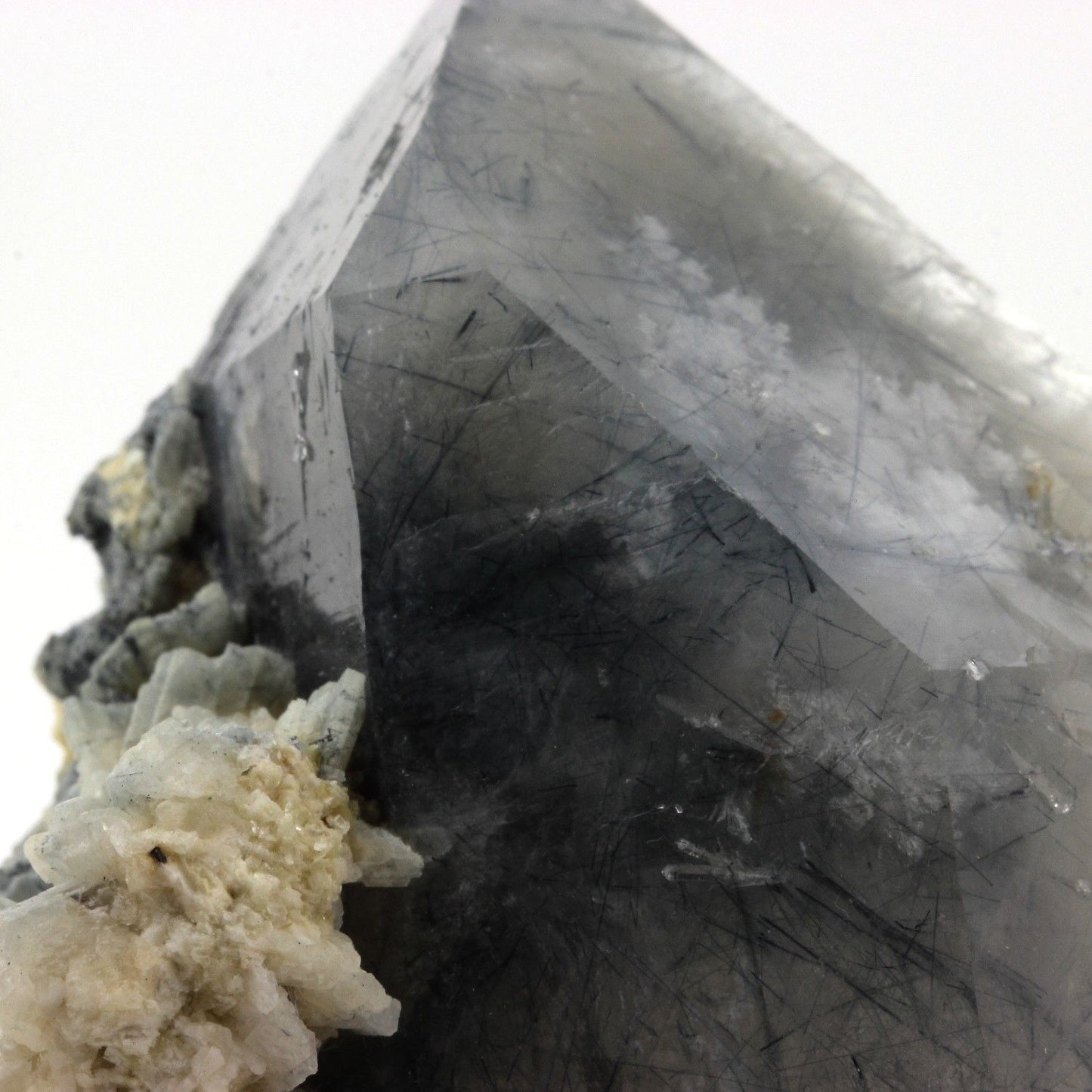 Quartz bleu + Tourmaline. 1915.0 carats. En provenance de Jenipapo district, Itinga, Minas Gerais, Brésil