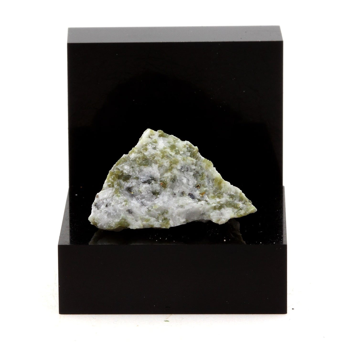 Grenat démantoïde. 14.83 carats. Grenville, Québec, Canada