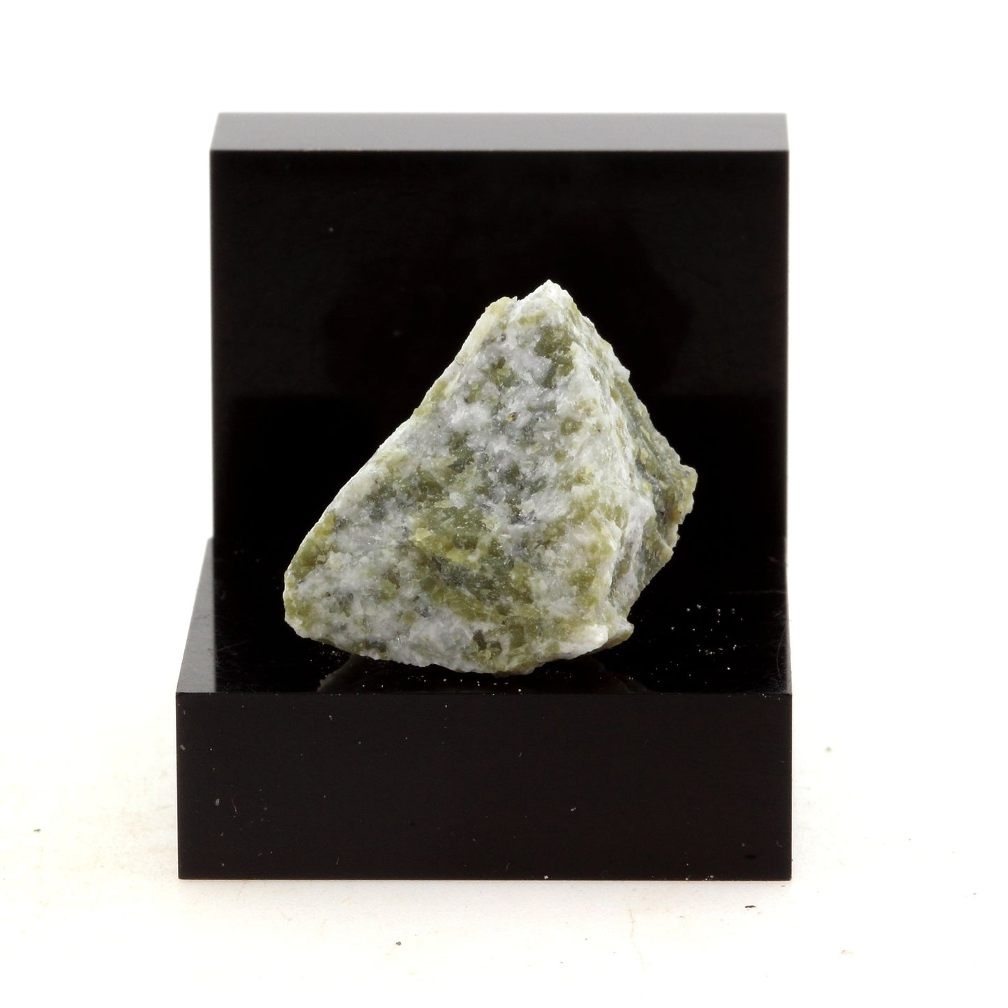 Picrite, 27.09 carats, Grenville, Québec, Canada