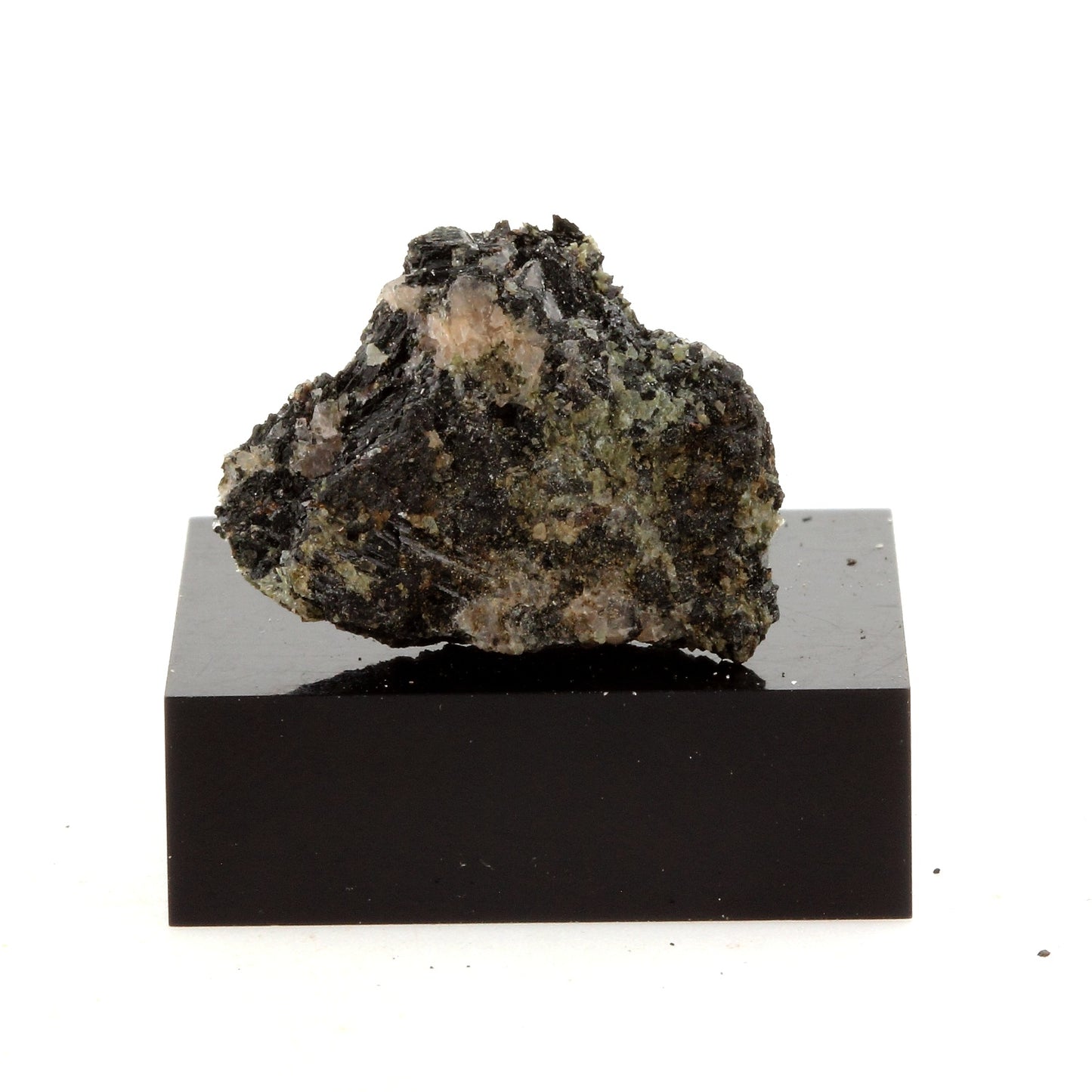 Hornblendite. 21.64 carat. Gatineau, Québec, Canada