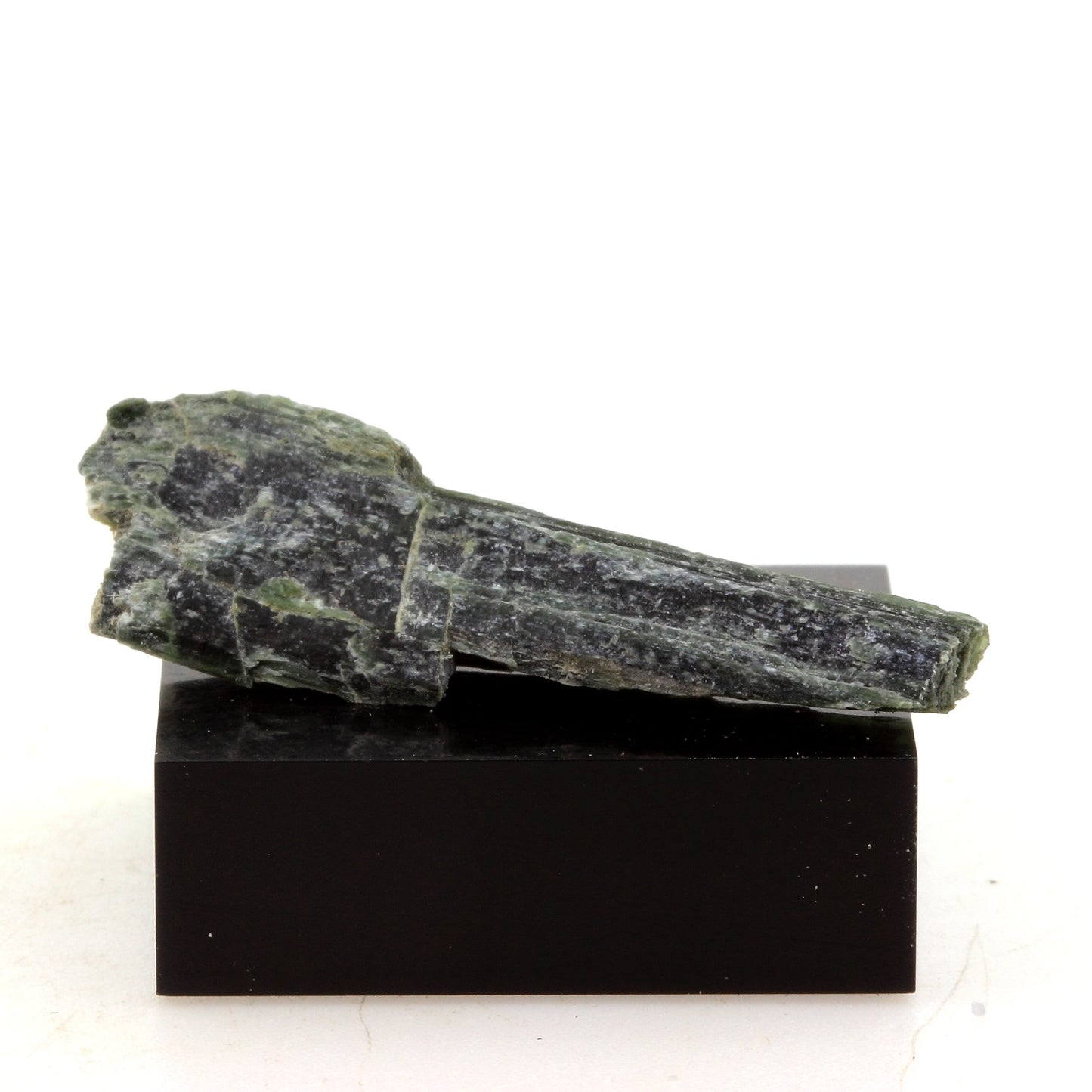 Jenkinsite. 12.47 carats. Thetford Mines, Québec, Canada