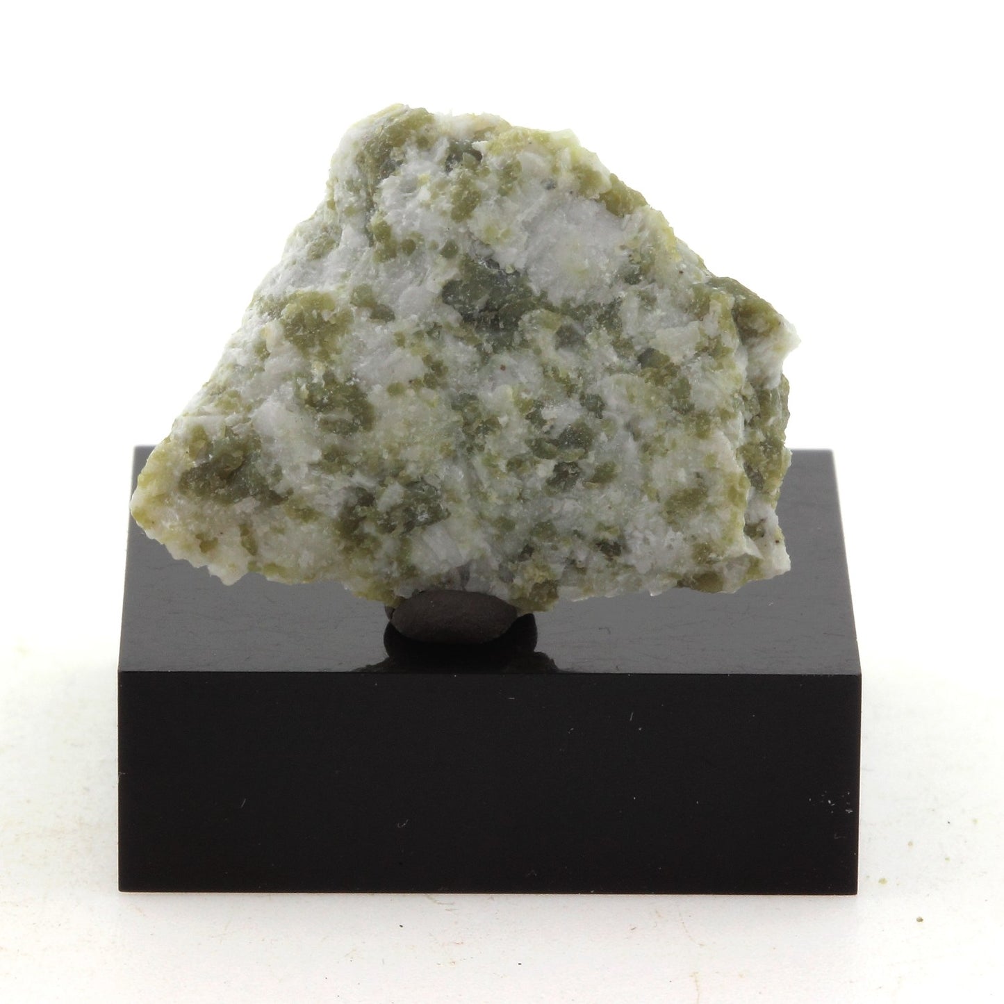 Grenat démantoïde. 17.9 carats. Grenville, Québec, Canada