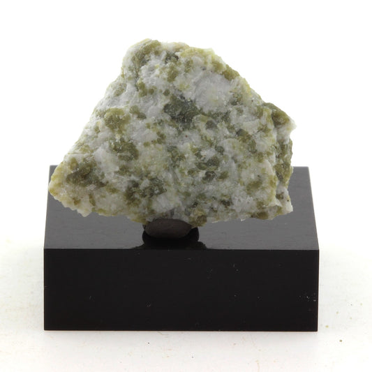 Grenat démantoïde. 17.9 carats. Grenville, Québec, Canada