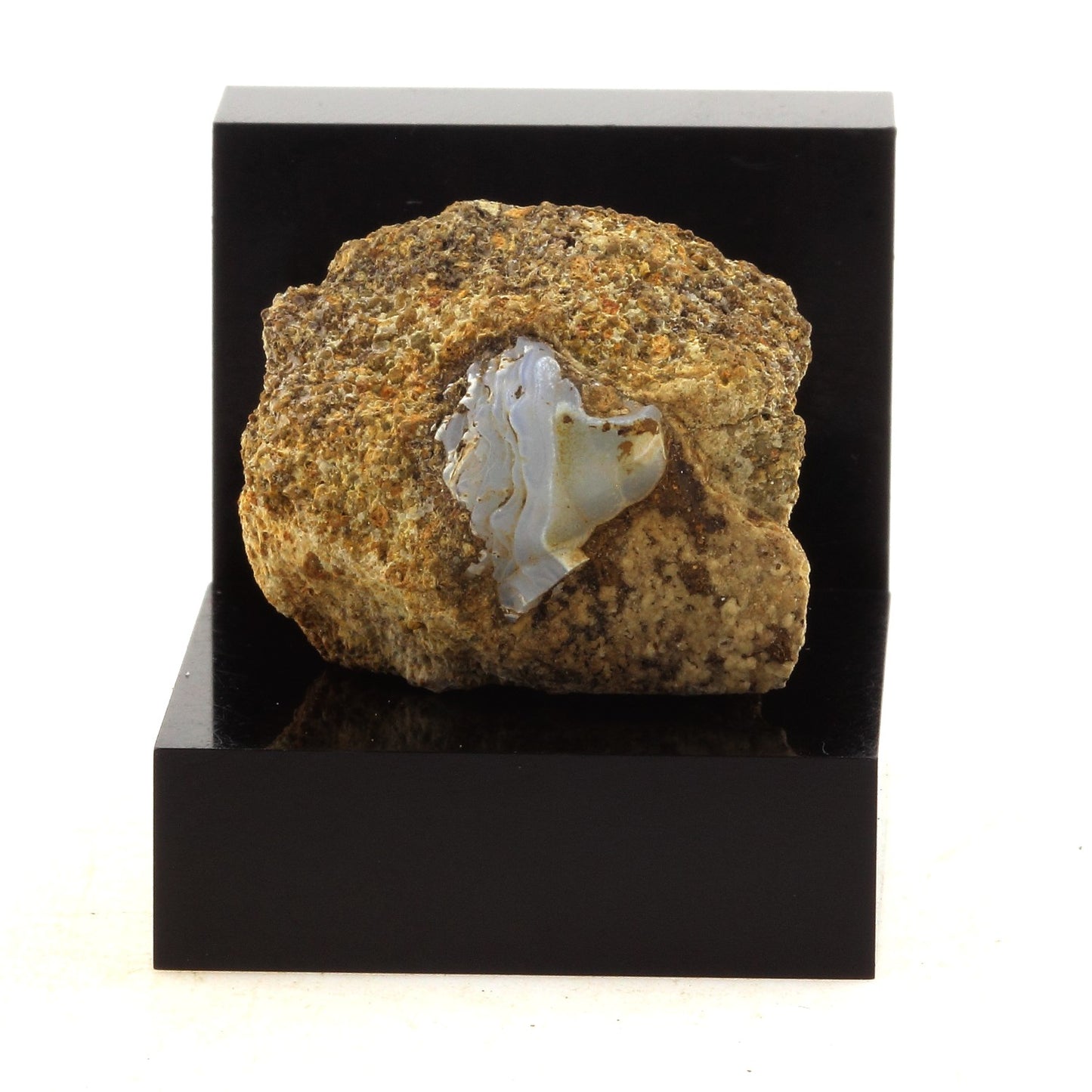 Lussatite. 99.10 carats. Dallet, Puy-de-Dôme, France