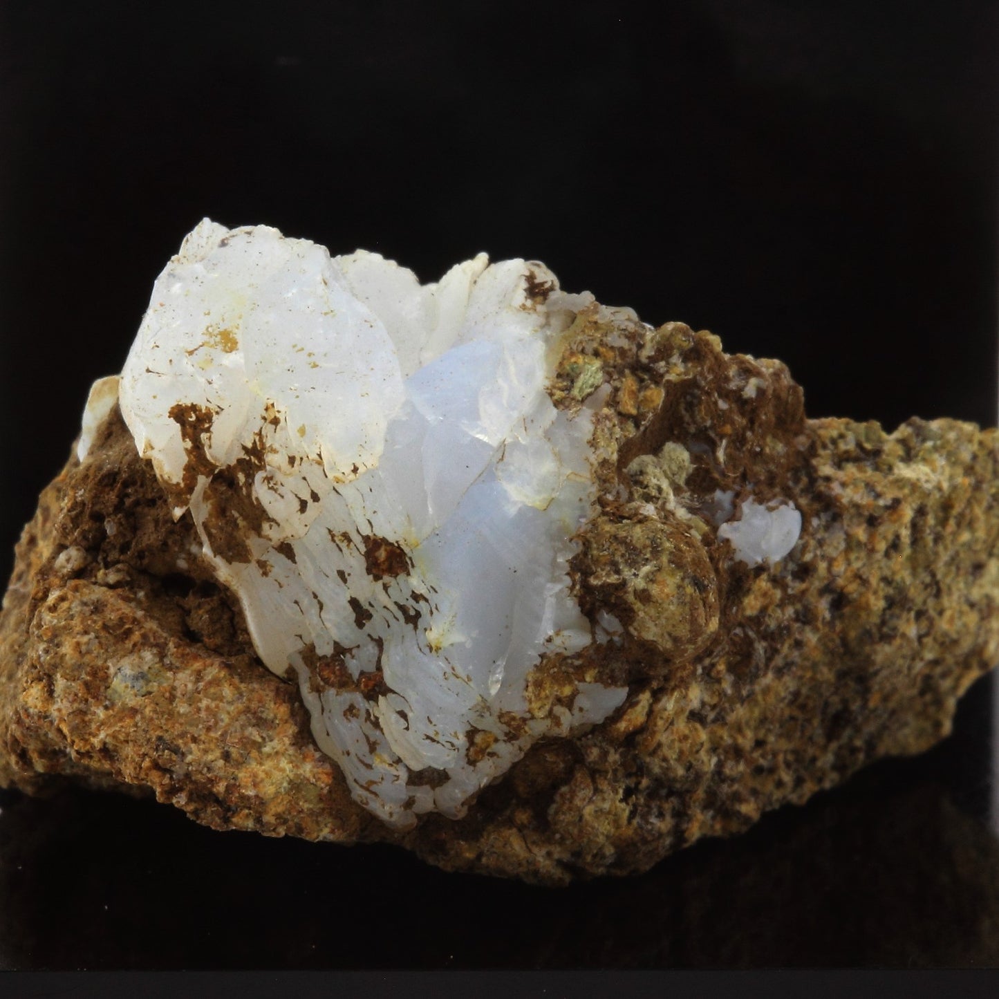 Lussatite. 122.94 carats. Dallet, Puy-de-Dôme, France