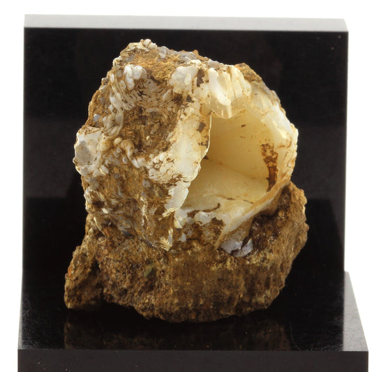 Lussatite. 90.9 carats. Dallet, Puy-de-Dôme, France