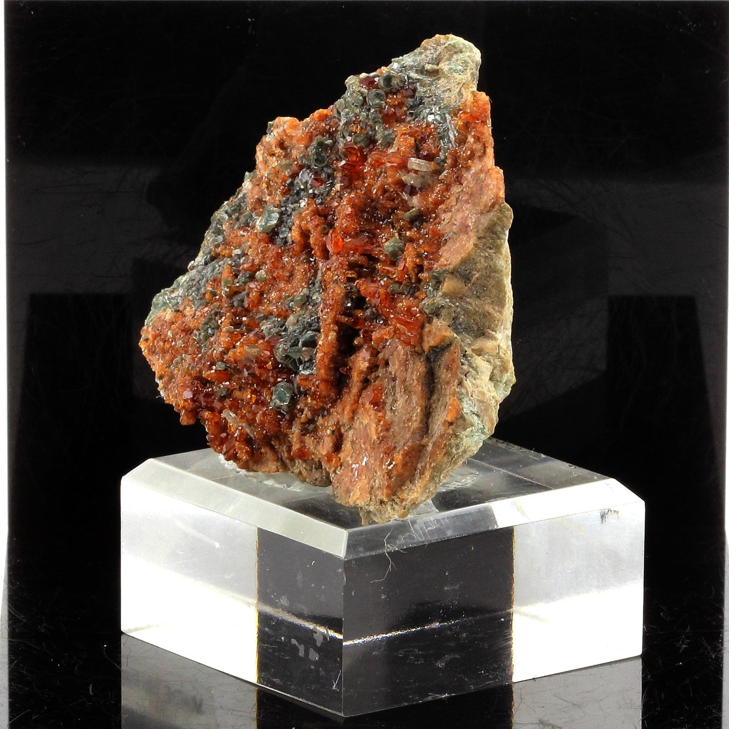 Grenat Hessonite. 528.1 carats. Val de Suza, Piedmont, Italie