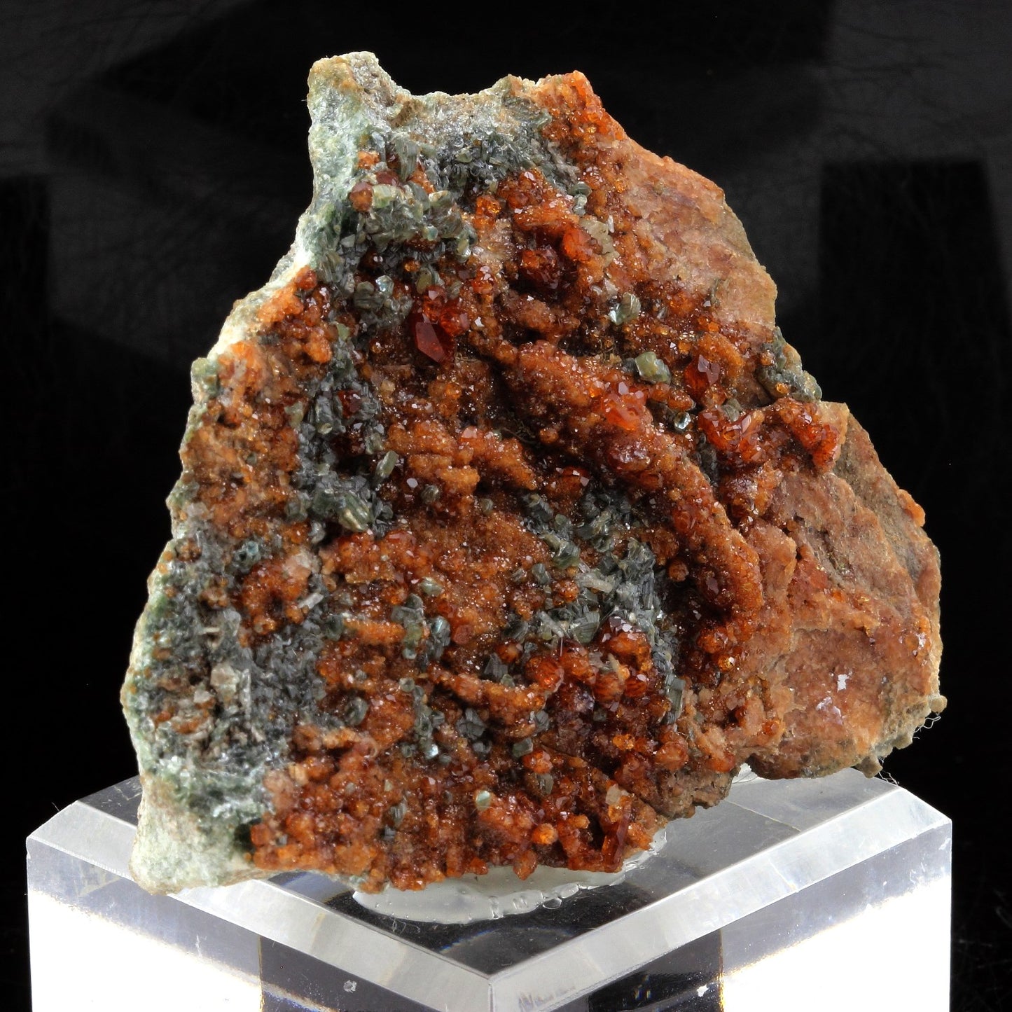 Grenat Hessonite. 528.1 carats. Val de Suza, Piedmont, Italie