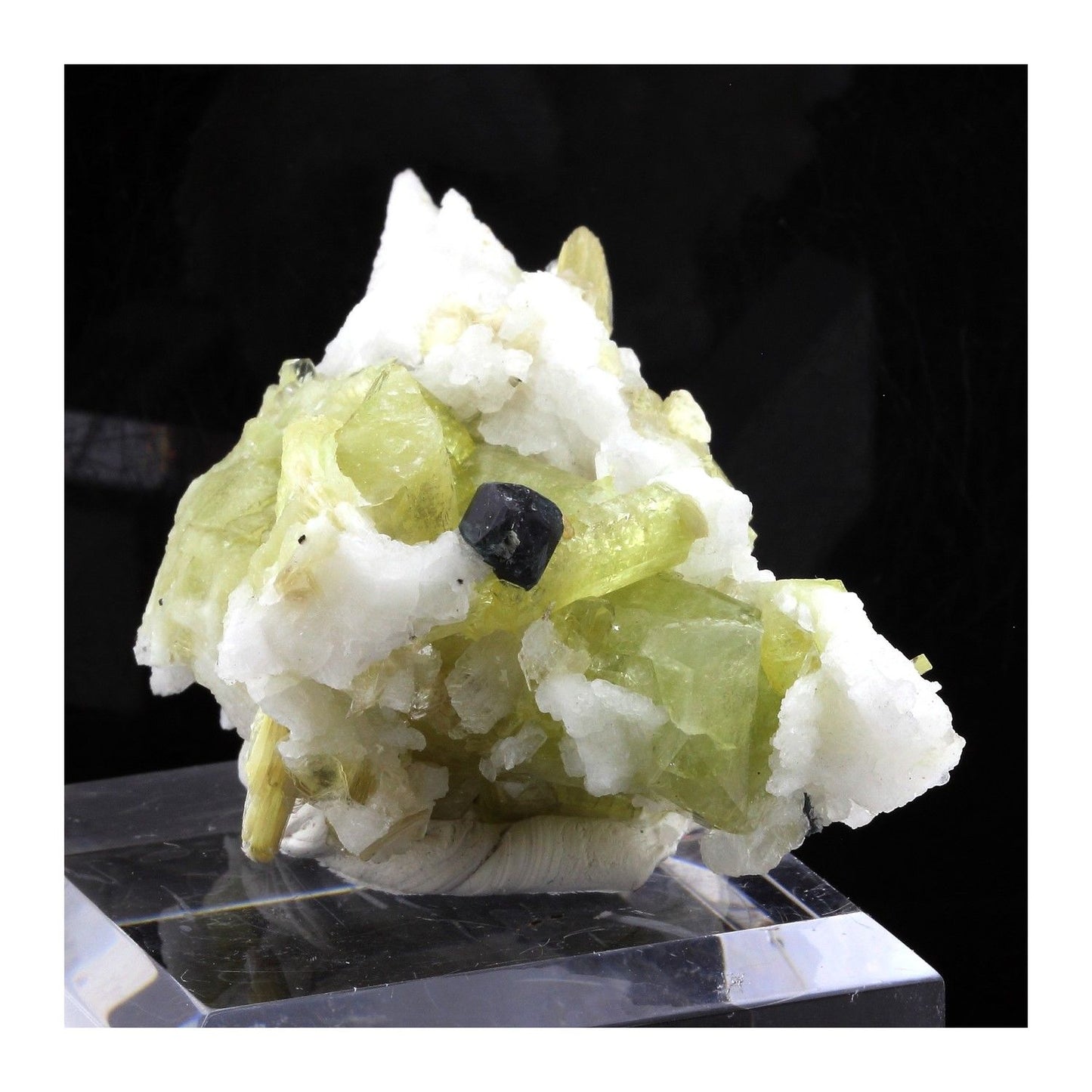 Brazilianite + Apatite. 933.5 carats. En provenance de Telírio claim, Linópolis, Divino das Laranjeiras, Minas Gerais, Brésil.