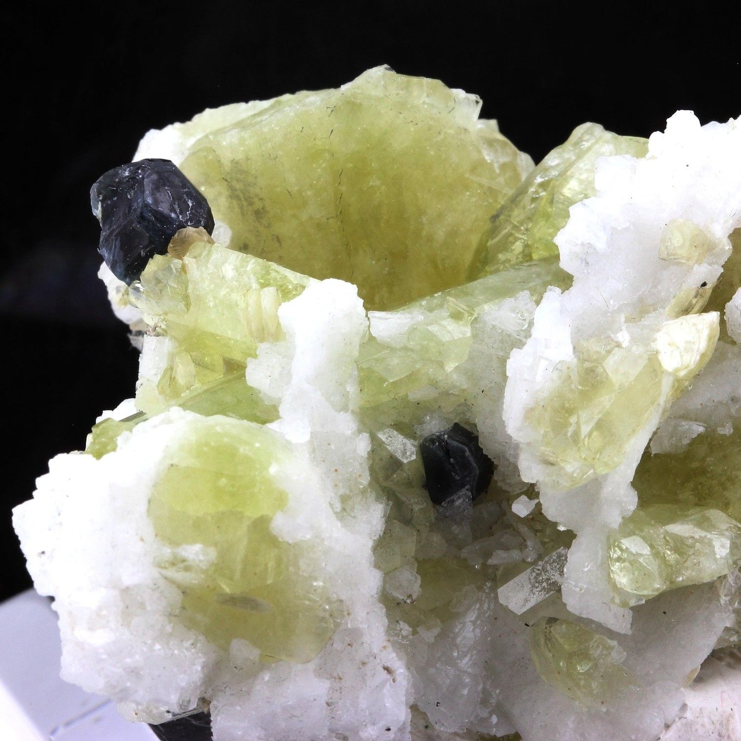 Brazilianite + Apatite. 933.5 carats. En provenance de Telírio claim, Linópolis, Divino das Laranjeiras, Minas Gerais, Brésil.