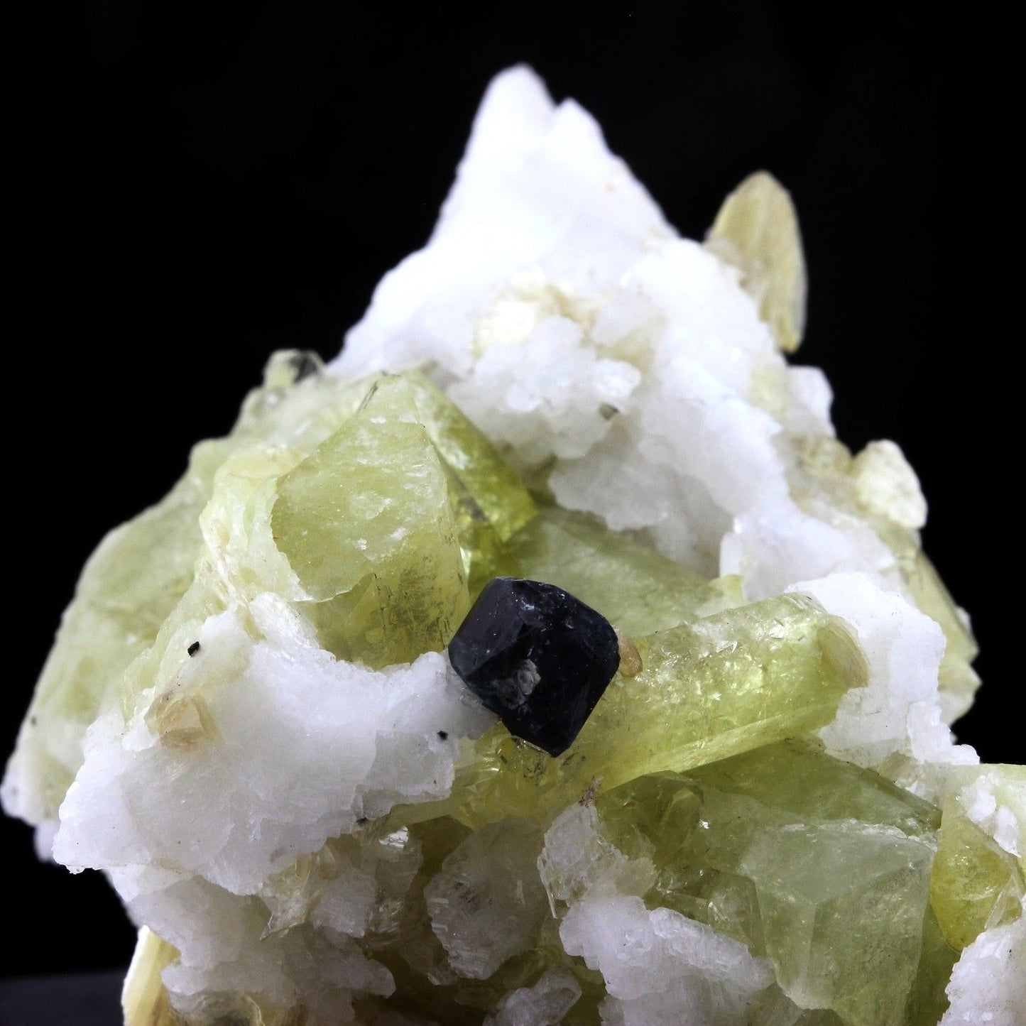 Brazilianite + Apatite. 933.5 carats. En provenance de Telírio claim, Linópolis, Divino das Laranjeiras, Minas Gerais, Brésil.