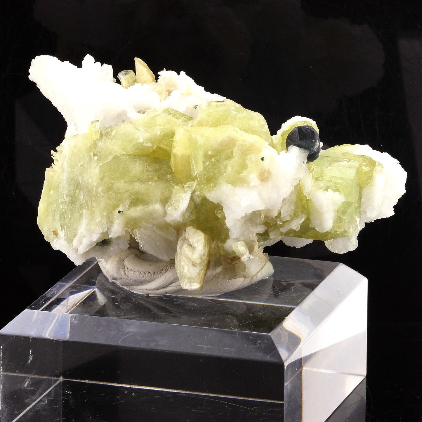 Brazilianite + Apatite. 933.5 carats. En provenance de Telírio claim, Linópolis, Divino das Laranjeiras, Minas Gerais, Brésil.