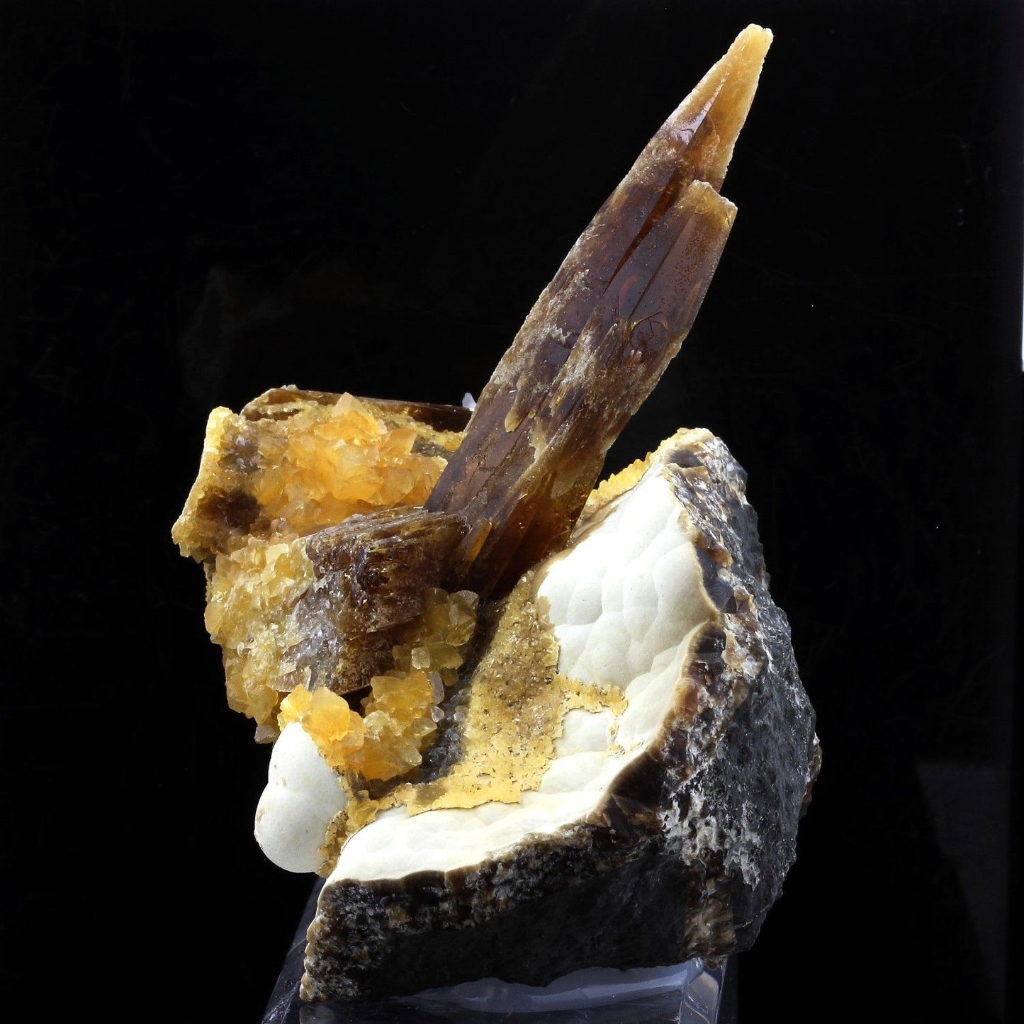 Baryte, Calcite. 1750.0 carats. En provenance de Elk Creek locality, Dalzell, Meade Co., South Dakota, USA
