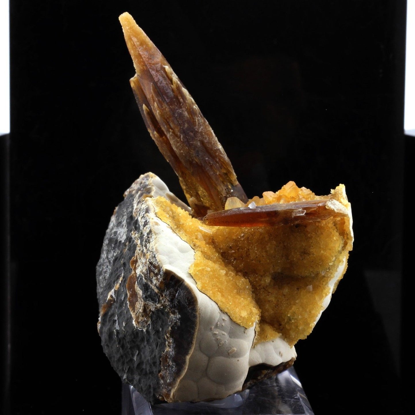 Baryte, Calcite. 1750.0 carats. En provenance de Elk Creek locality, Dalzell, Meade Co., South Dakota, USA