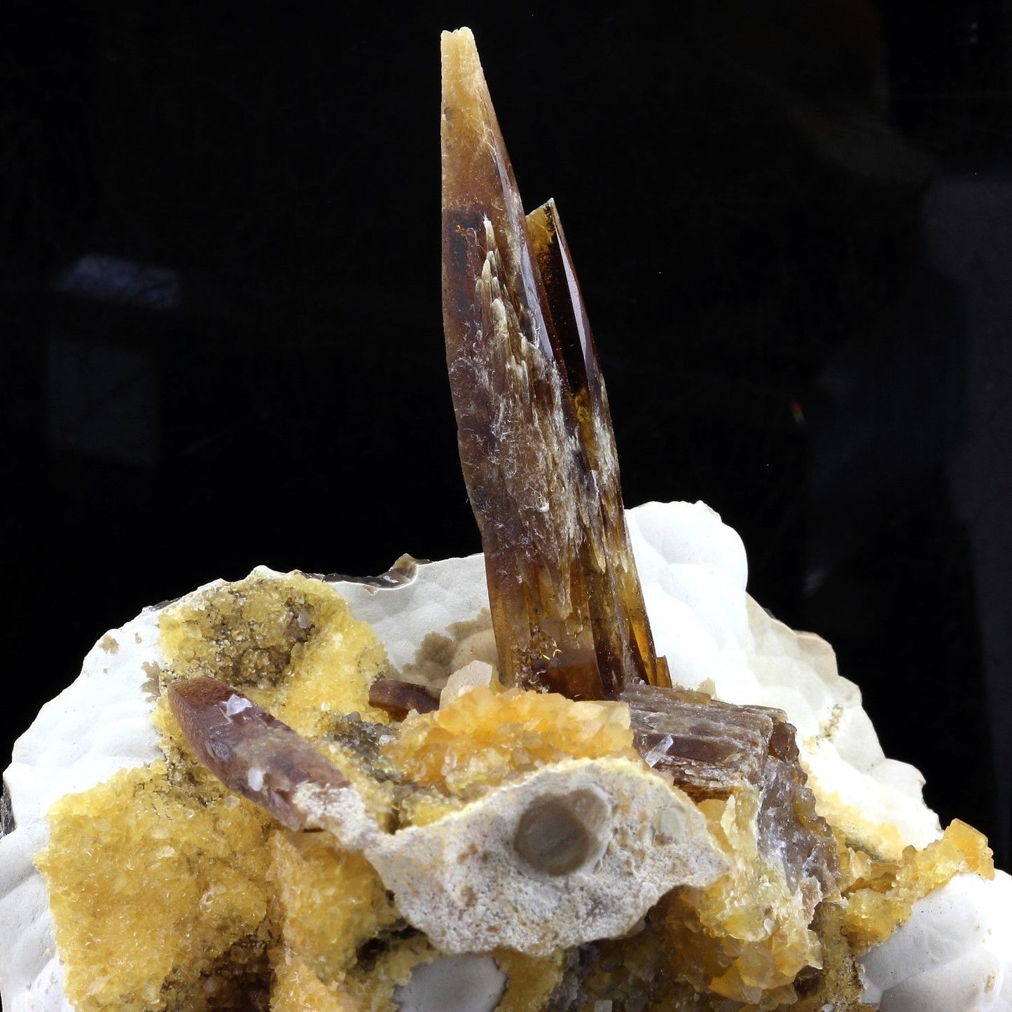 Baryte, Calcite. 1750.0 carats. En provenance de Elk Creek locality, Dalzell, Meade Co., South Dakota, USA