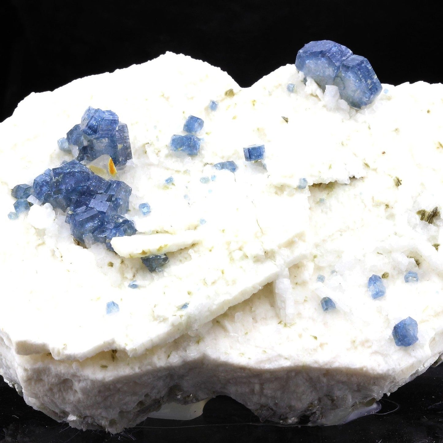 Apatite, Orthose. 1974.5 carats. En provenance de Sapo mine, Ferruginha, Conselheiro Pena, Minas Gerais, Brésil