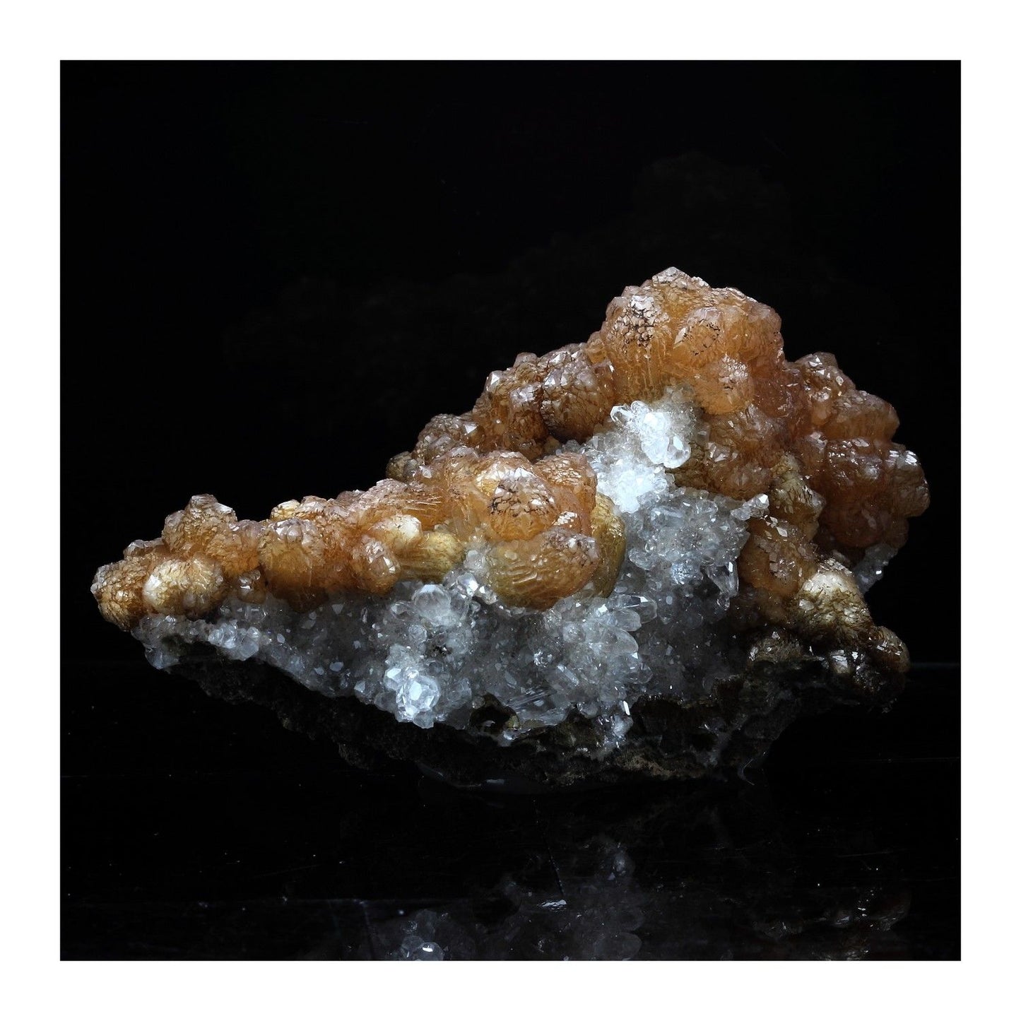 Olmiite + Calcite. 587.5 carats. En provenance de Kalahari manganese field, Northern Cape Province, Afrique du Sud