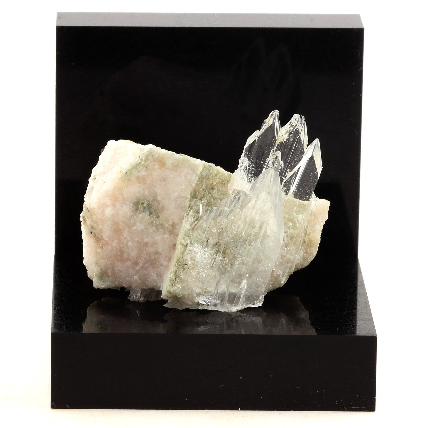 Gypse. 89.1 carats. Gypsum Quarry, Arignac, France